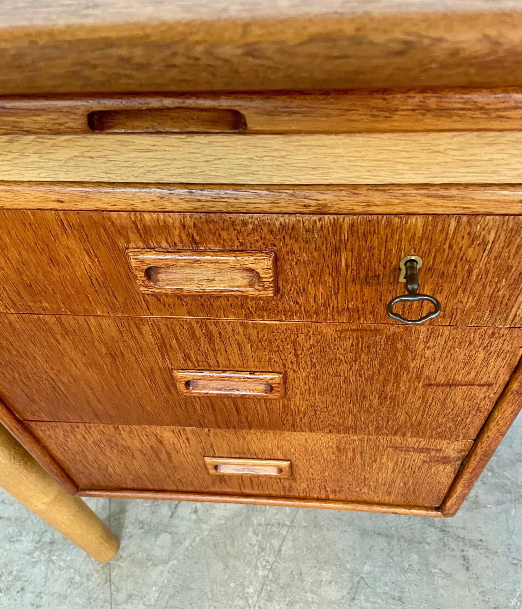 Vintage Danish desk in teak and oak by Børge Mogensen for Søborg Møbelfabrik, 1960s.