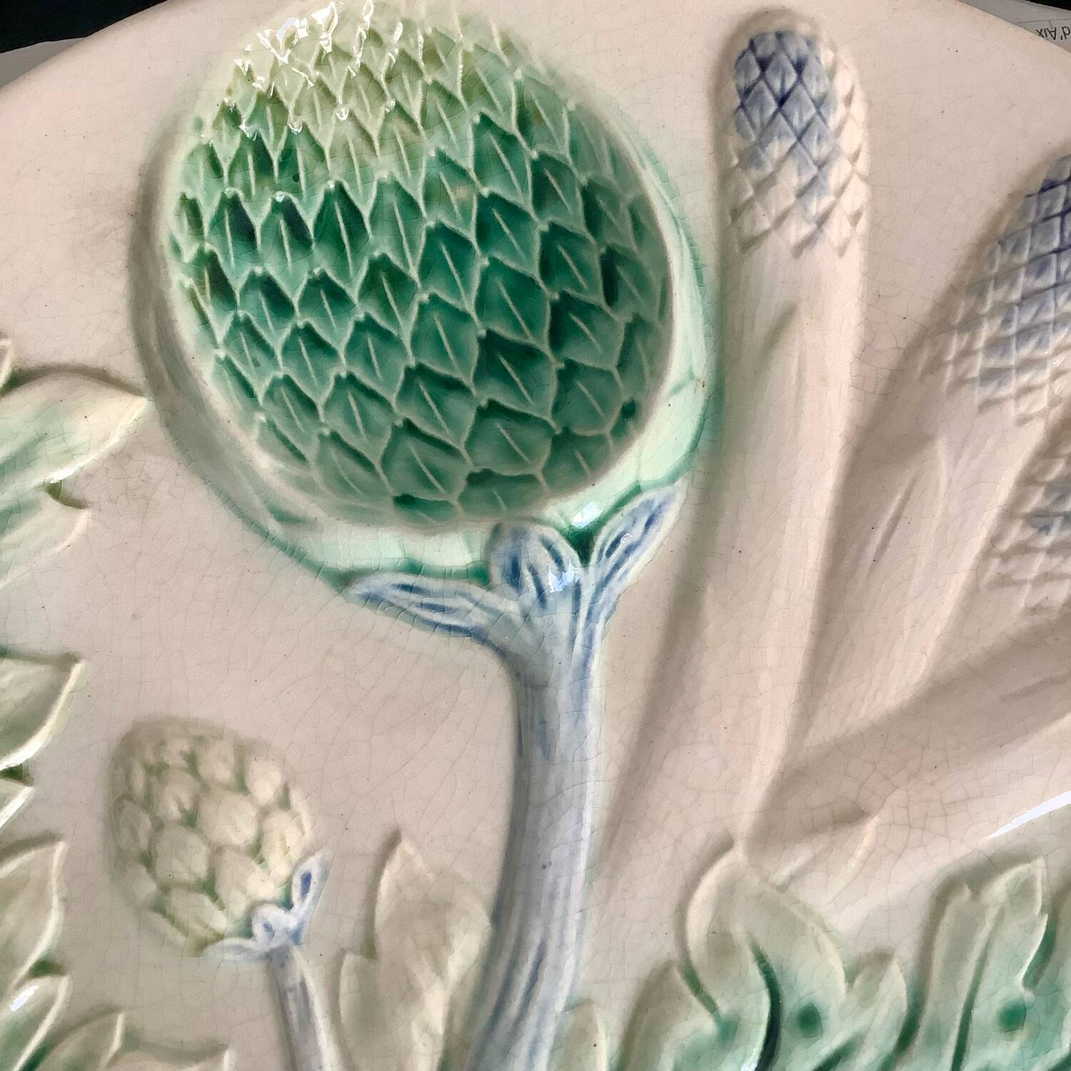 Plate of adparagus artichoke in barbotine