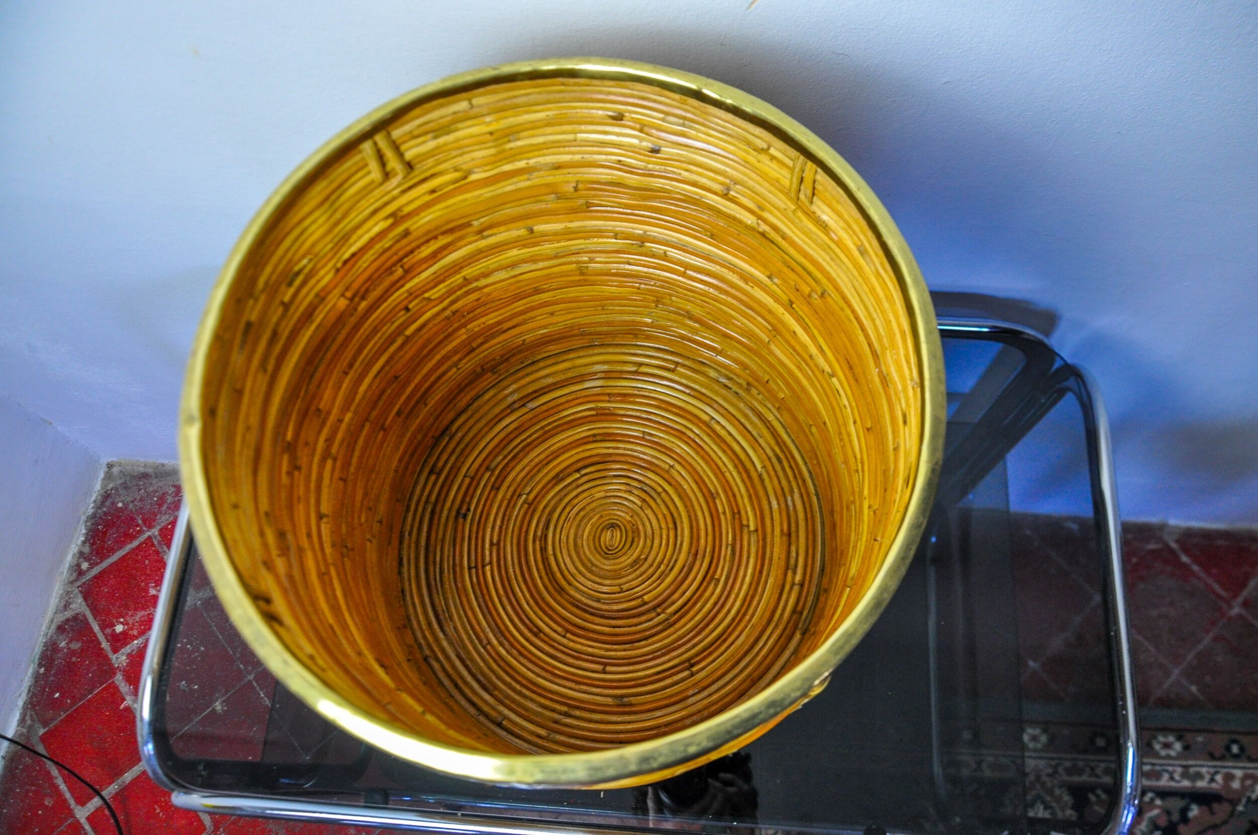 XL basket in rattan and brass, Italy, 1970, 36cm Diam