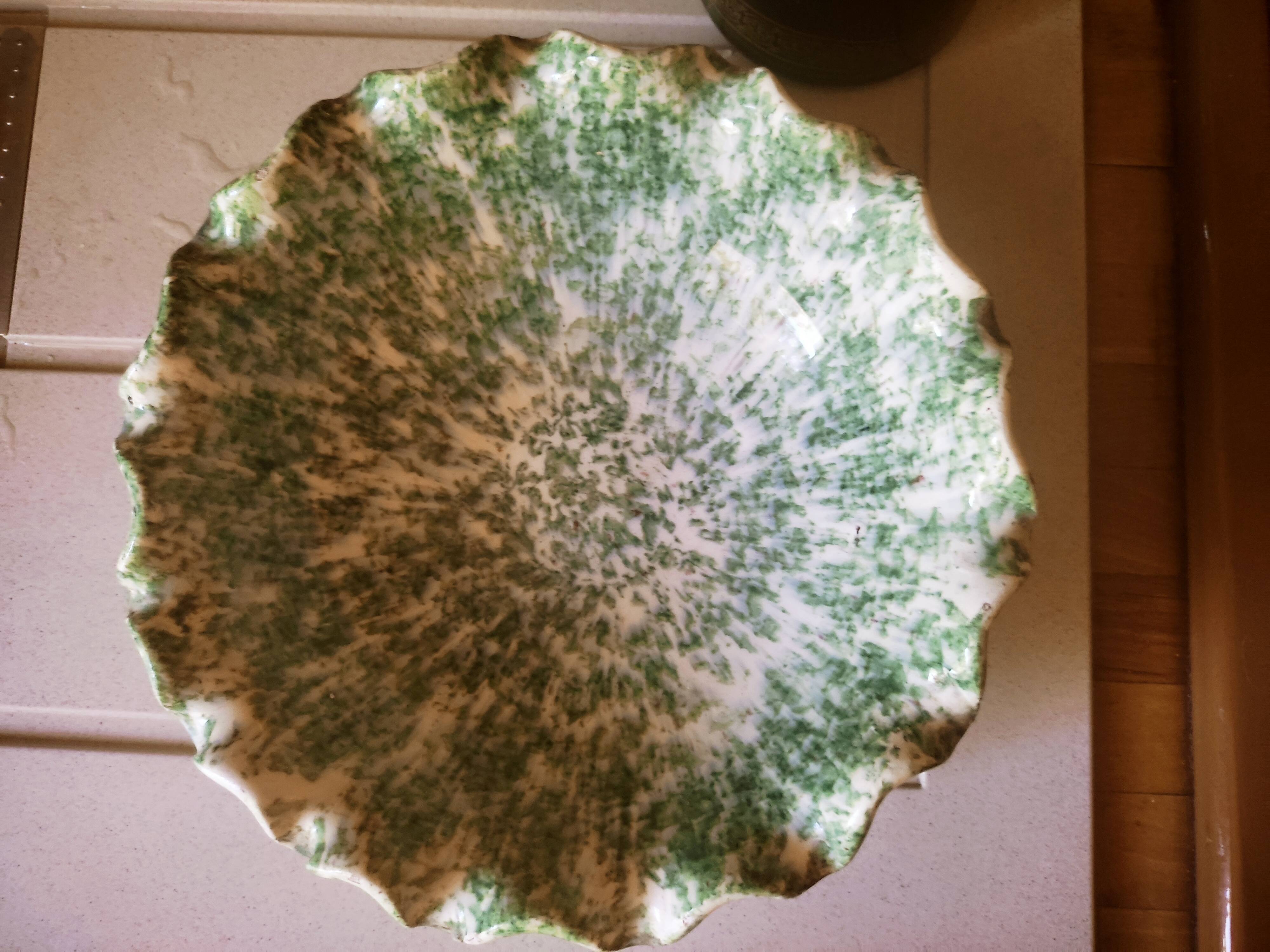 Ceramic bowl with hemmed edges