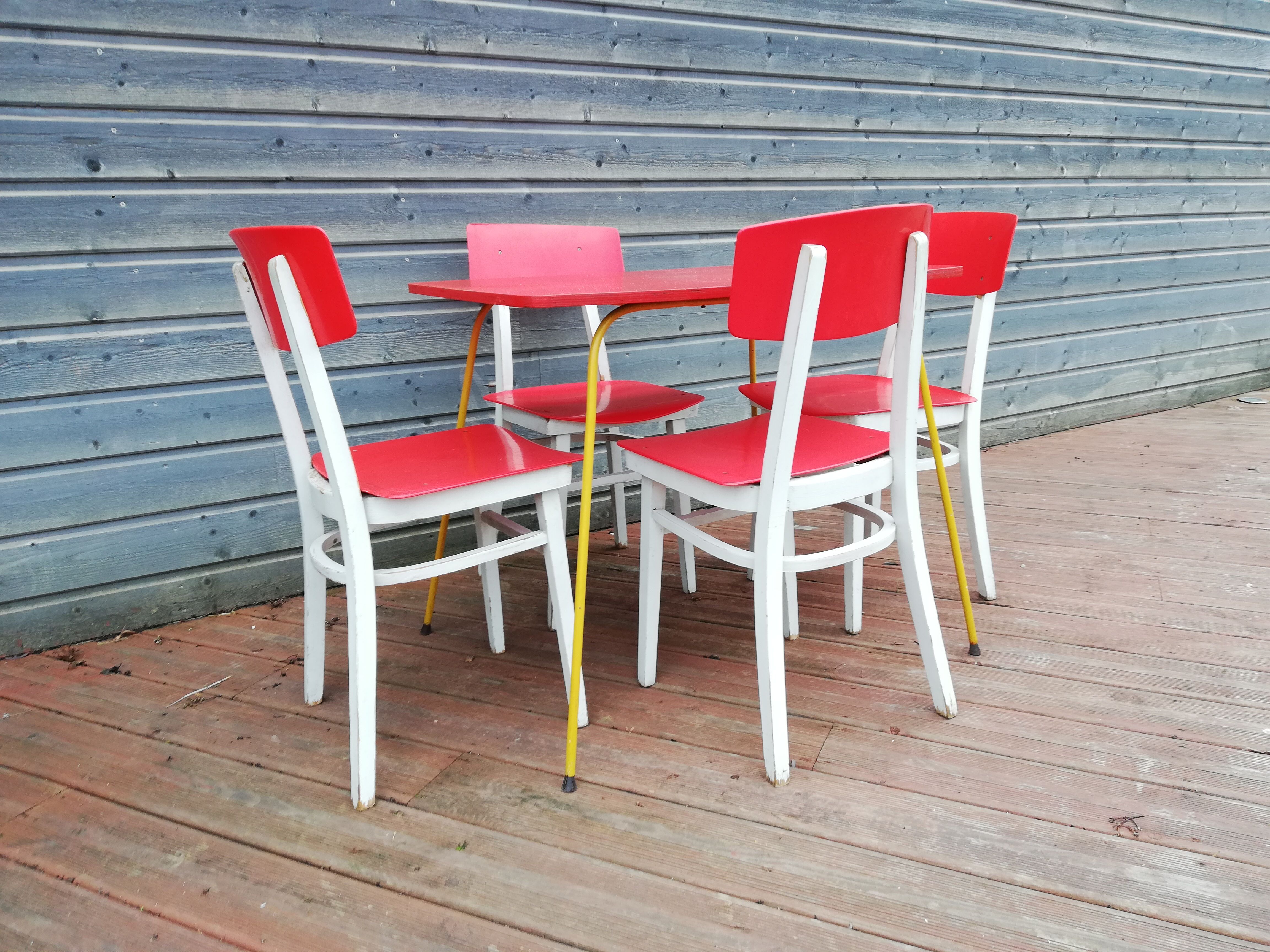 Lot de 4 chaise et une table vintage , années 70