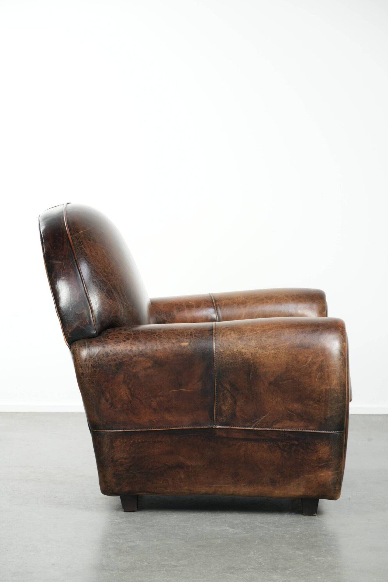 Armchair made of comfortable sheepskin leather in Art Deco design