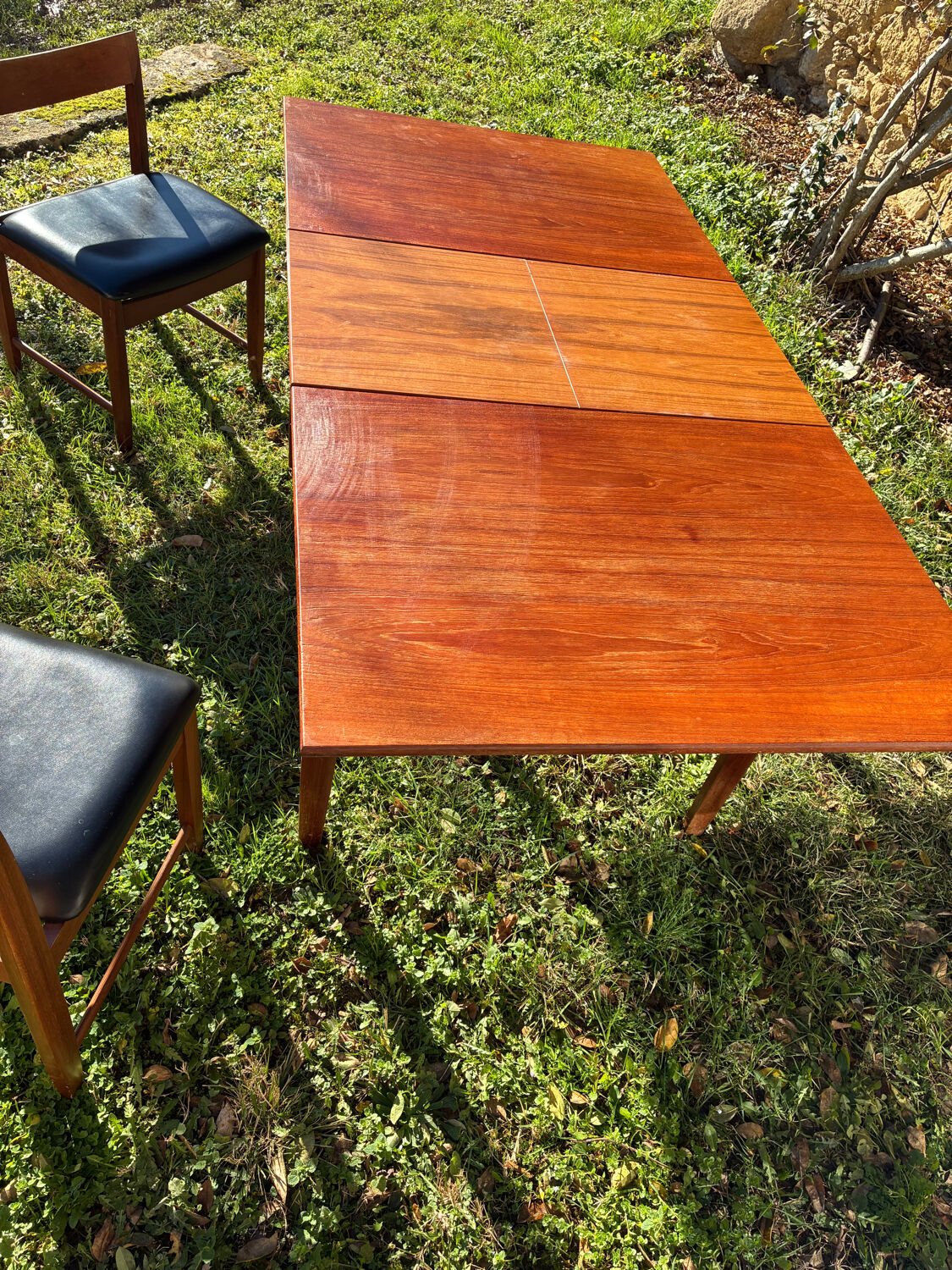 Table set with 6 chairs and its extension.