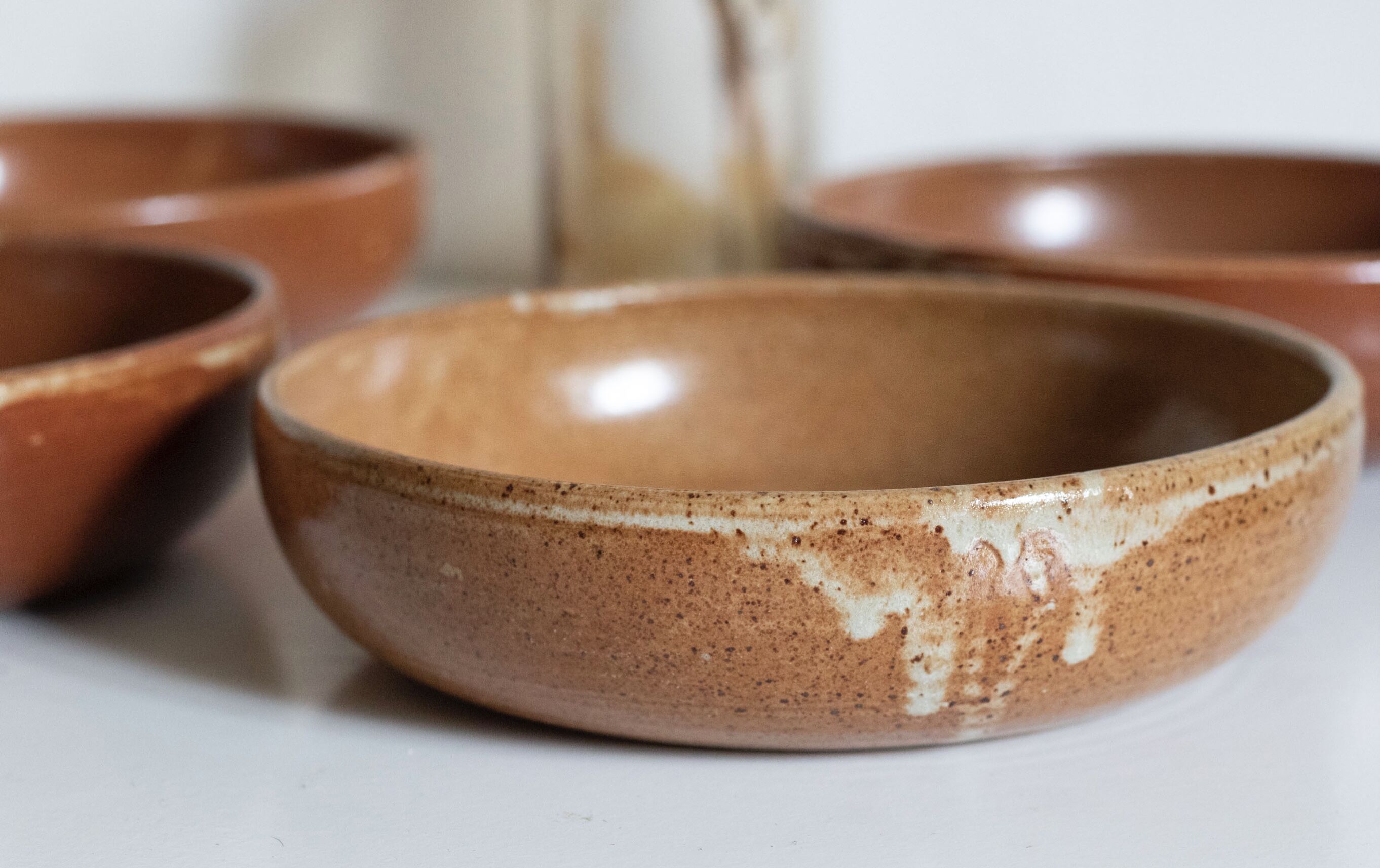 Set of 4 plates in sandstone of Saint Amand signed