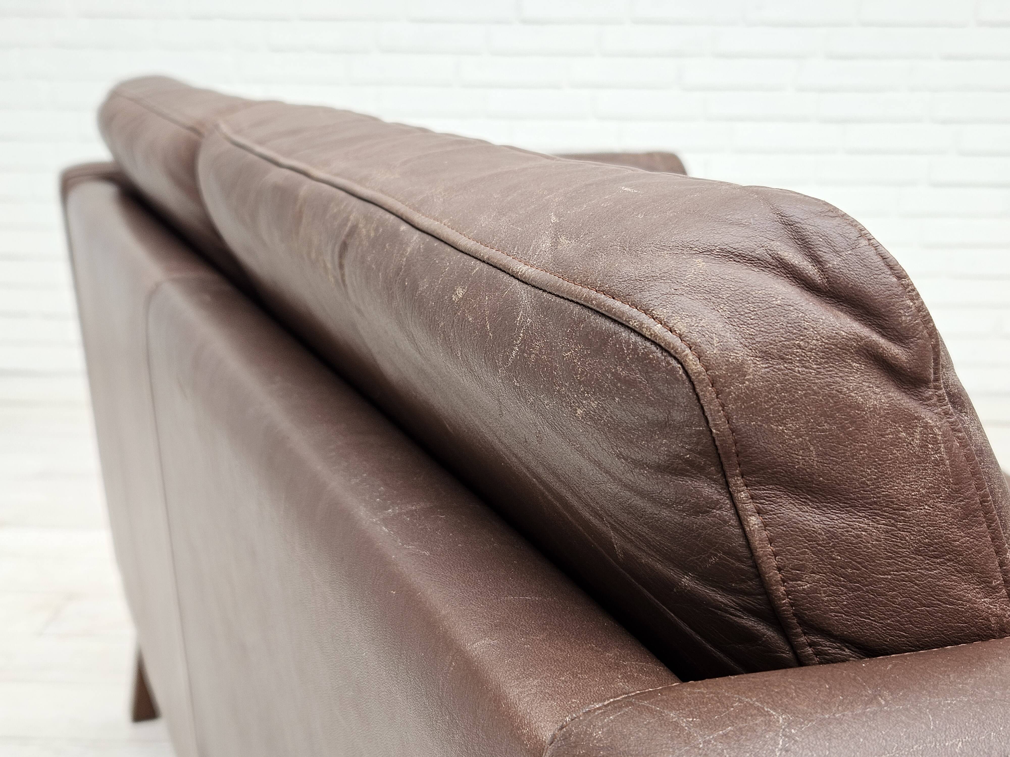 Années 1970, canapé classique danois 2 places, cuir marron d'origine.