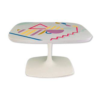 Table basse multicouleur années 60 avec pied tulipe