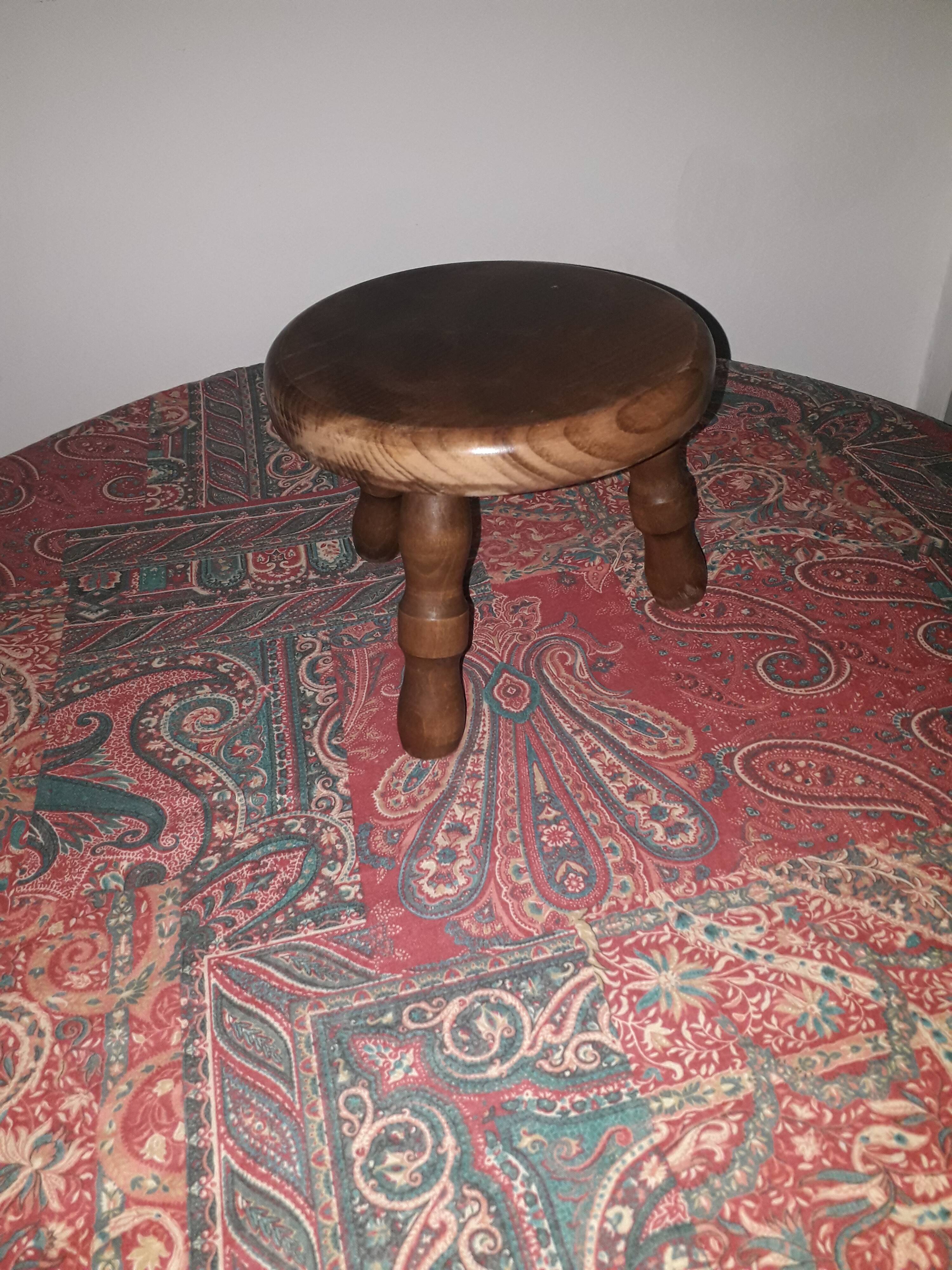 Petit tabouret à 3 pieds en chêne