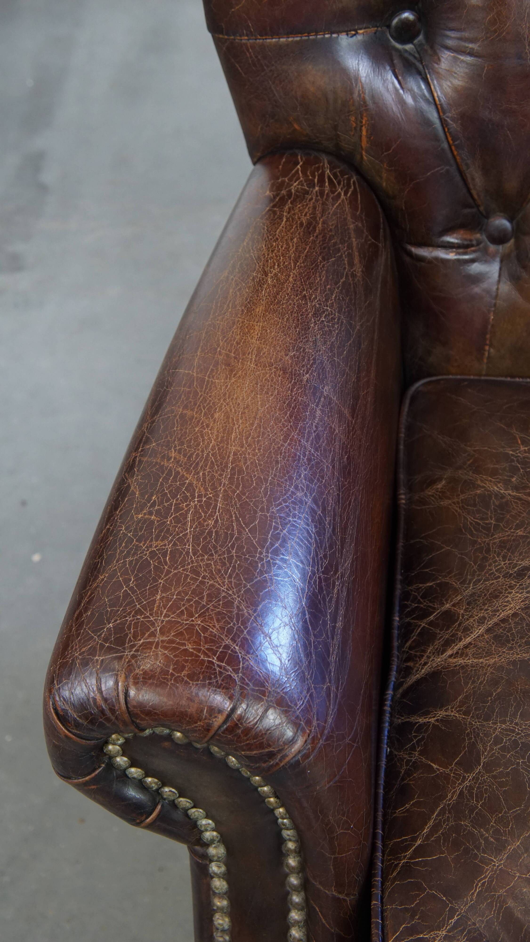 Fauteuil Chesterfield classique en cuir de vachette grainé couleur cognac