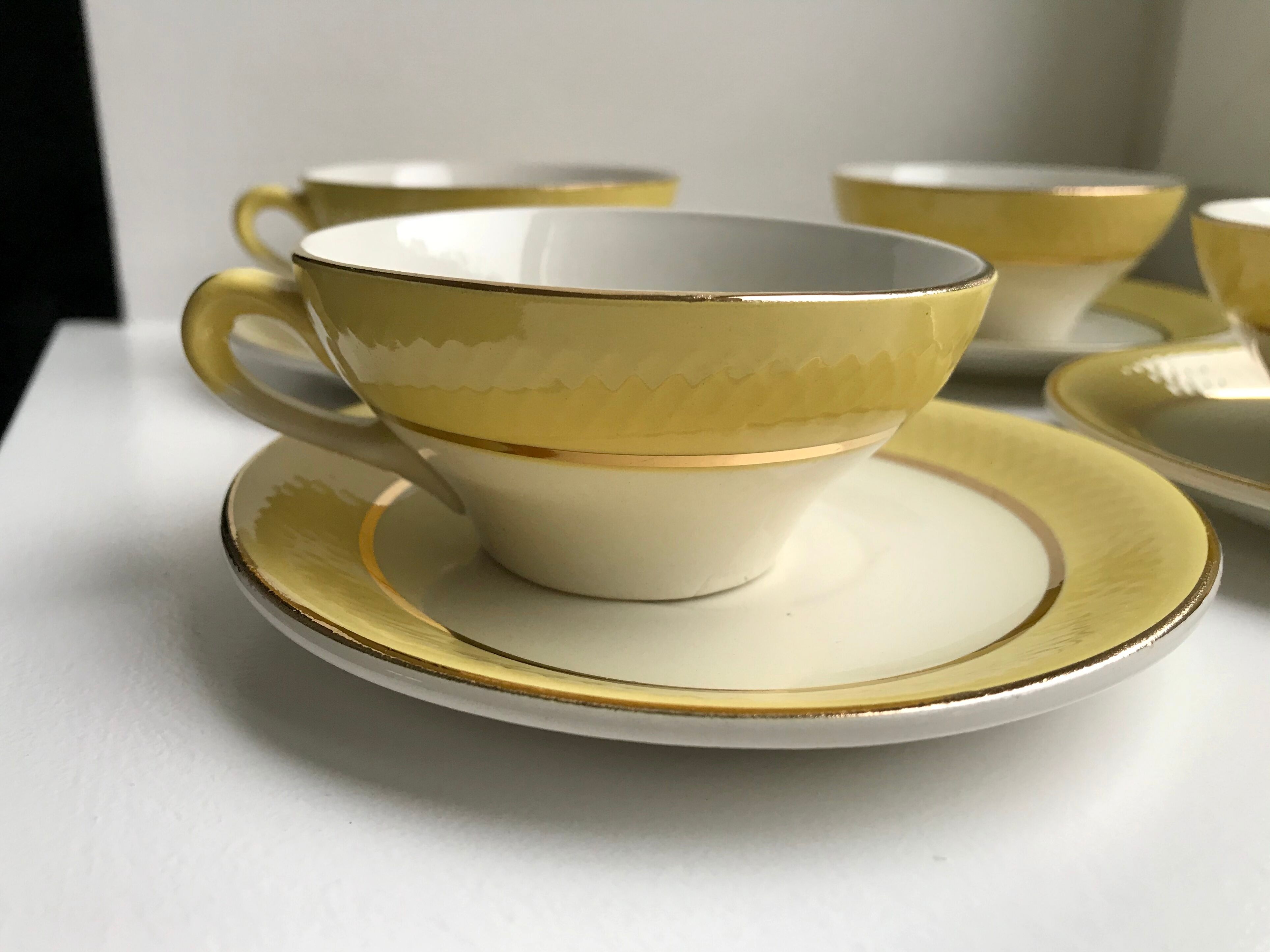 Lot de 4 tasses et sous-tasses jaune canari moulin des loups années 50