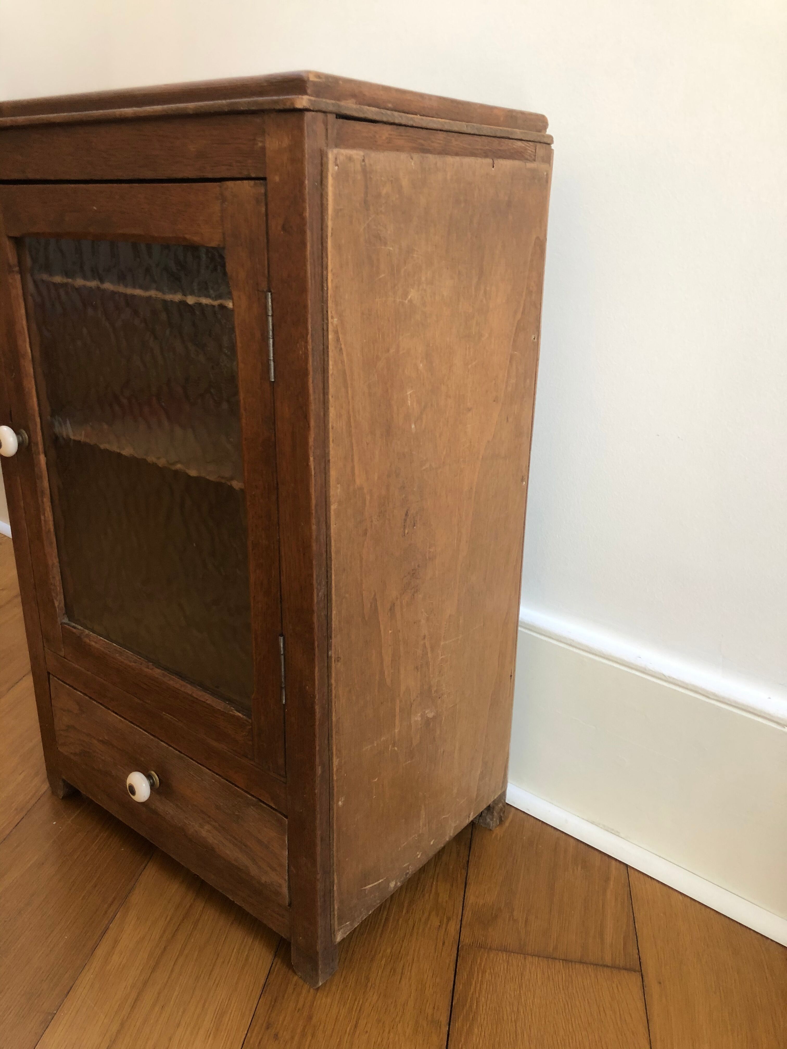 Glass cabinet to put down