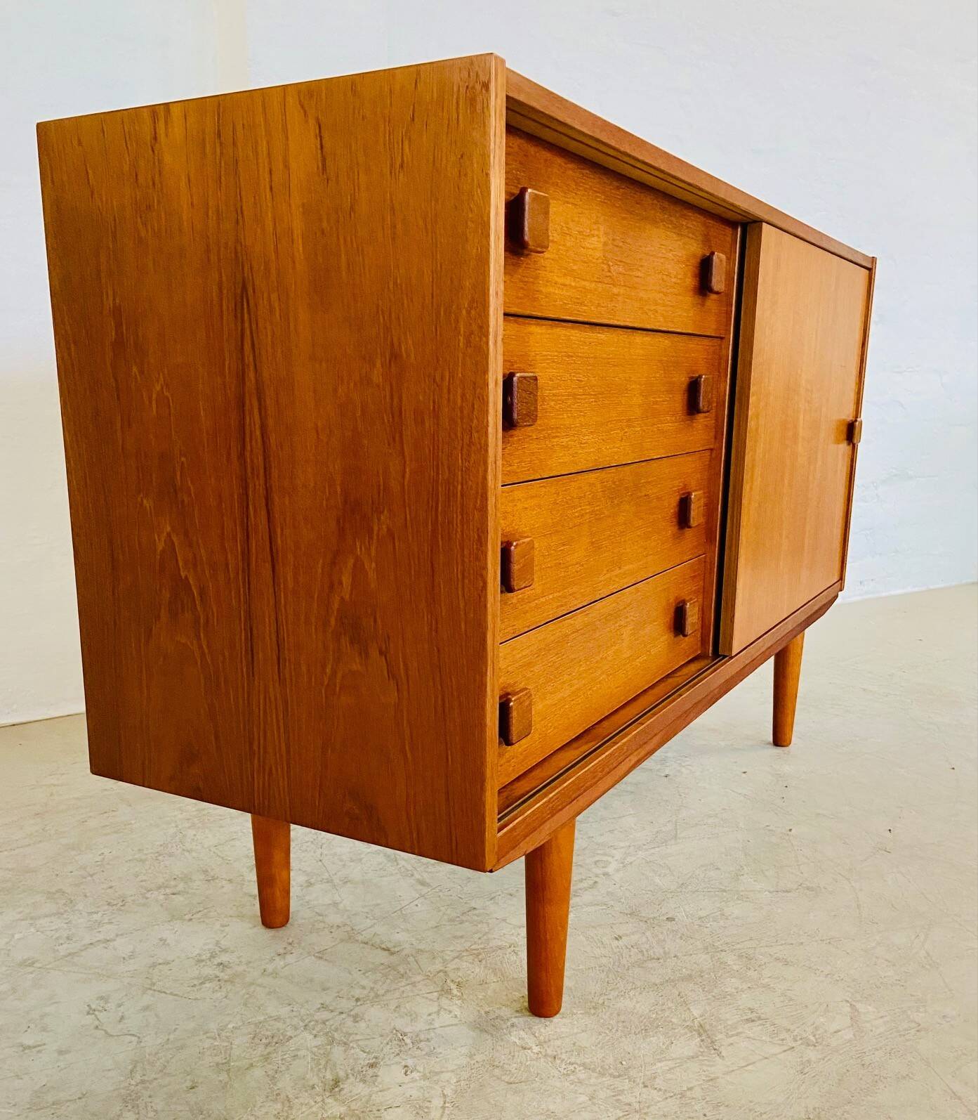 Buffet danois rétro vintage en teck du milieu du siècle par Domino Møbler