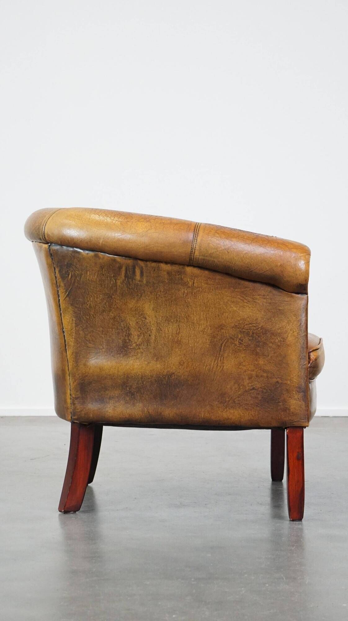 Fauteuil club en peau de mouton subtile avec finition cloutée décorative