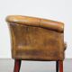Fauteuil club en peau de mouton subtile avec finition cloutée décorative