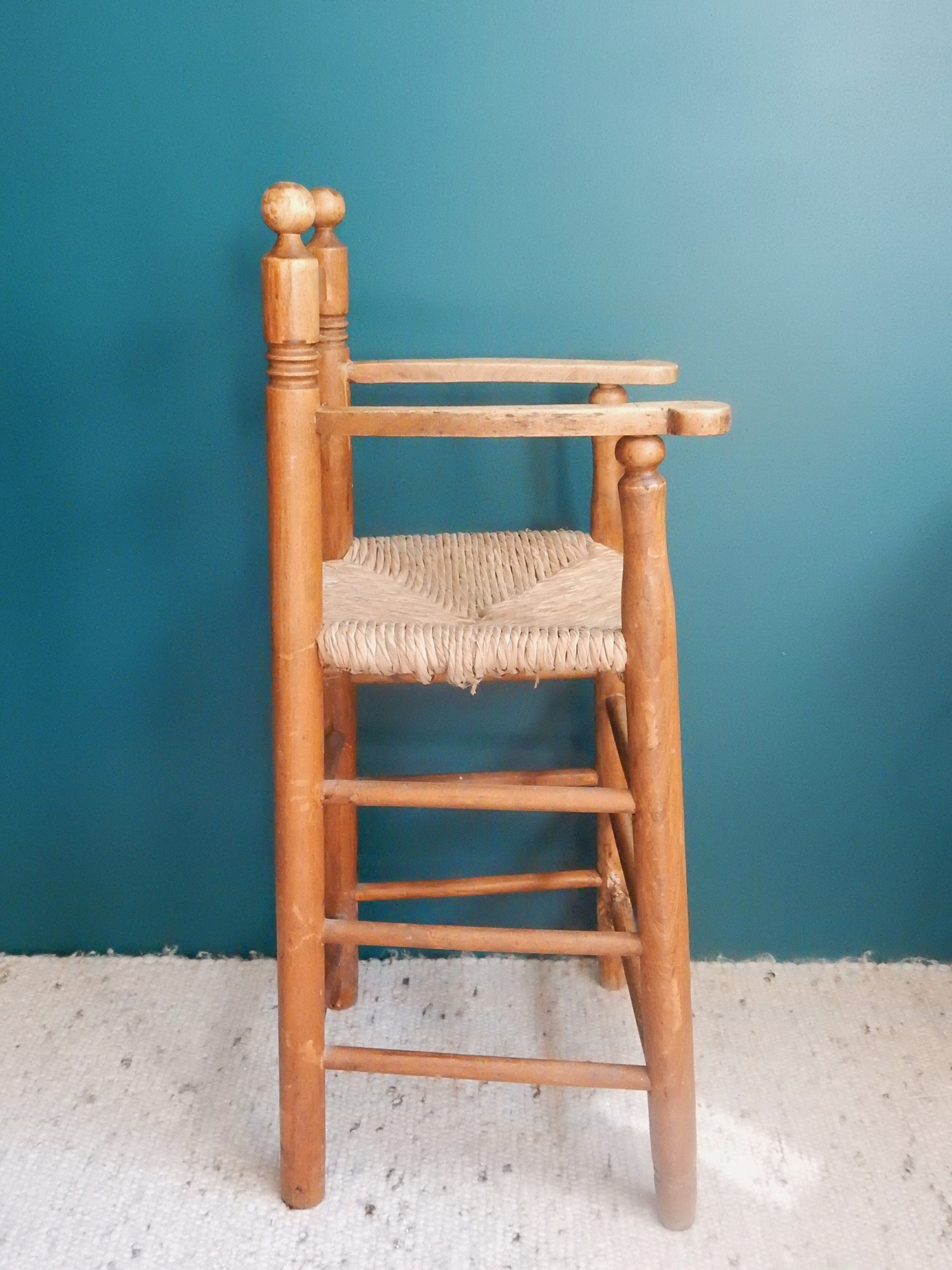 Children's high chair made of wood and straw
