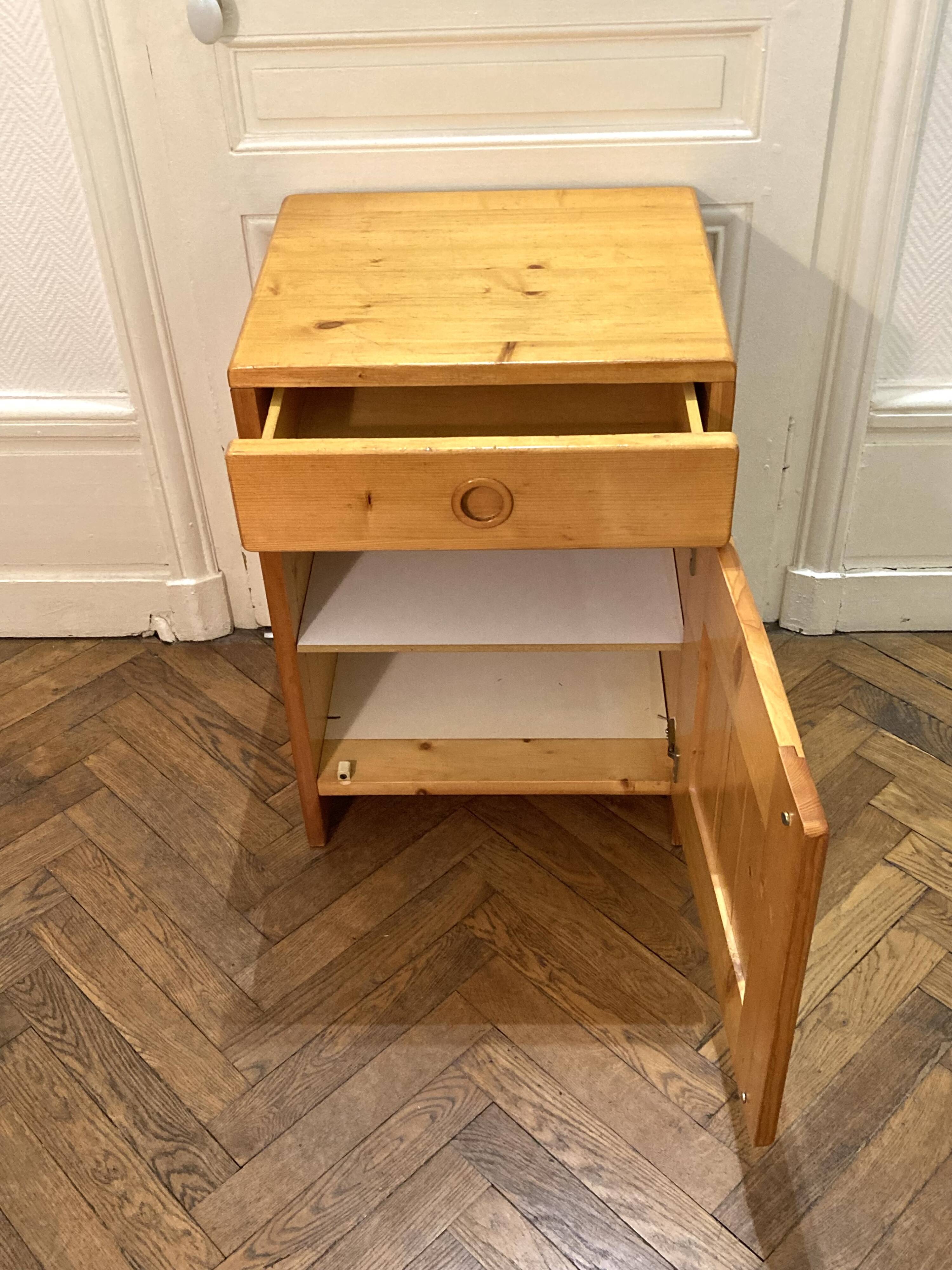 Bedside table / small chest of drawers in pine by Charlotte Perriand, Les Arcs