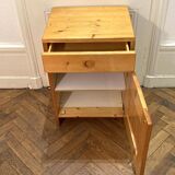 Bedside table / small chest of drawers in pine by Charlotte Perriand, Les Arcs