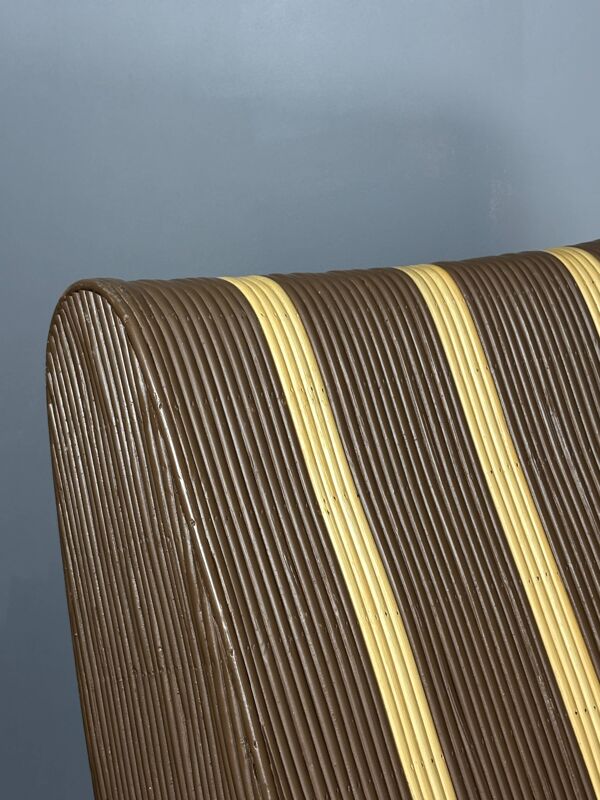 Chaise longue basse en rotin, bambou, avec des courbes et des vagues, des années 1970.