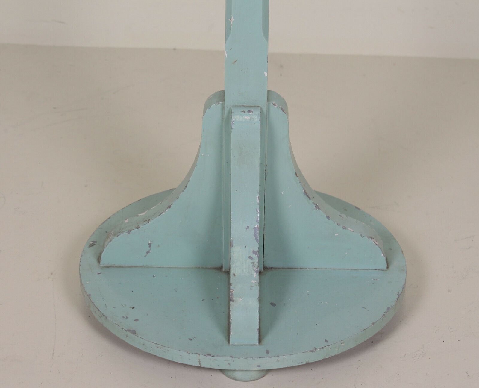 Coat hanger of the twentieth century