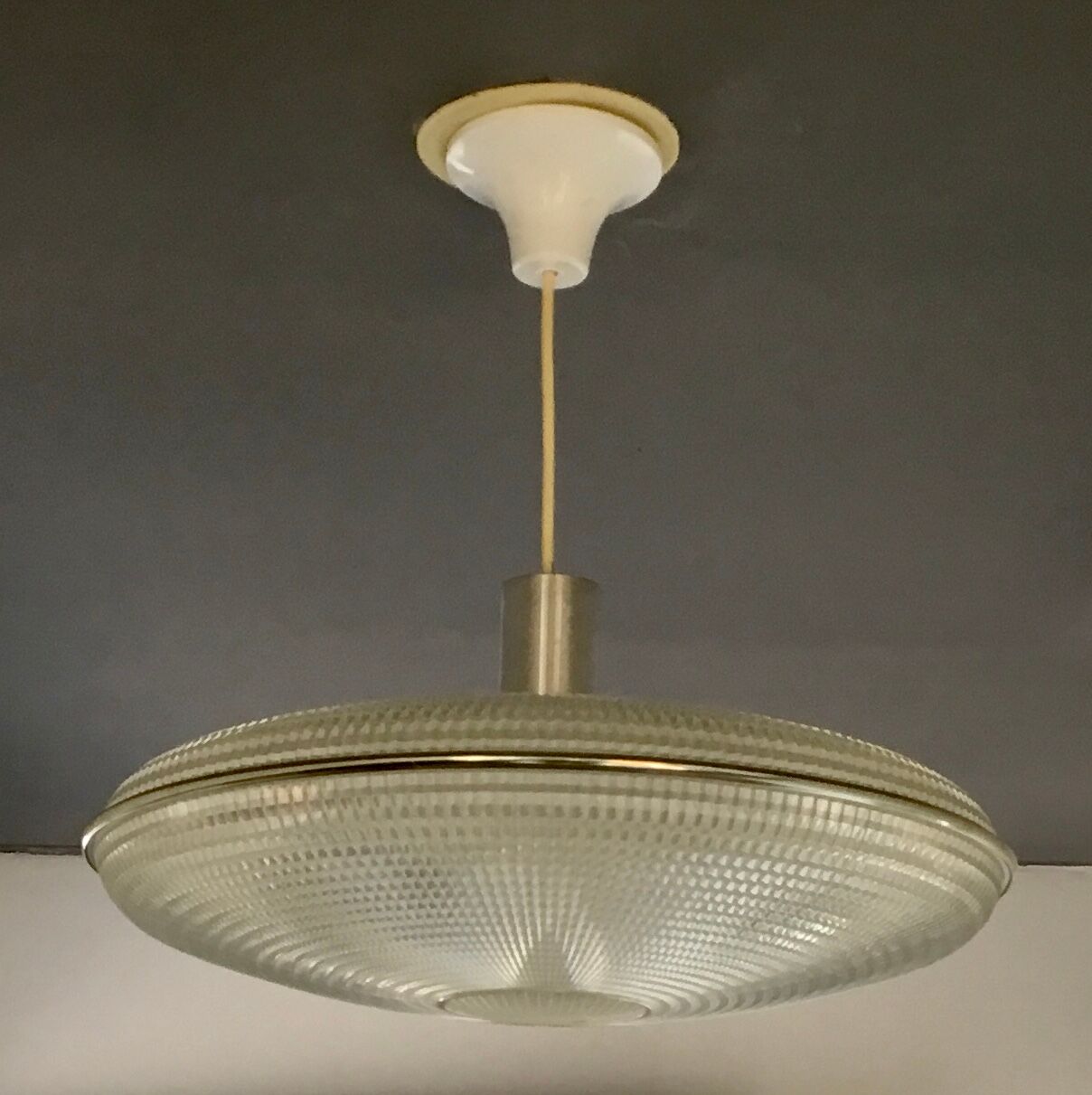 Space age suspension in the shape of a flying saucer - design 1960