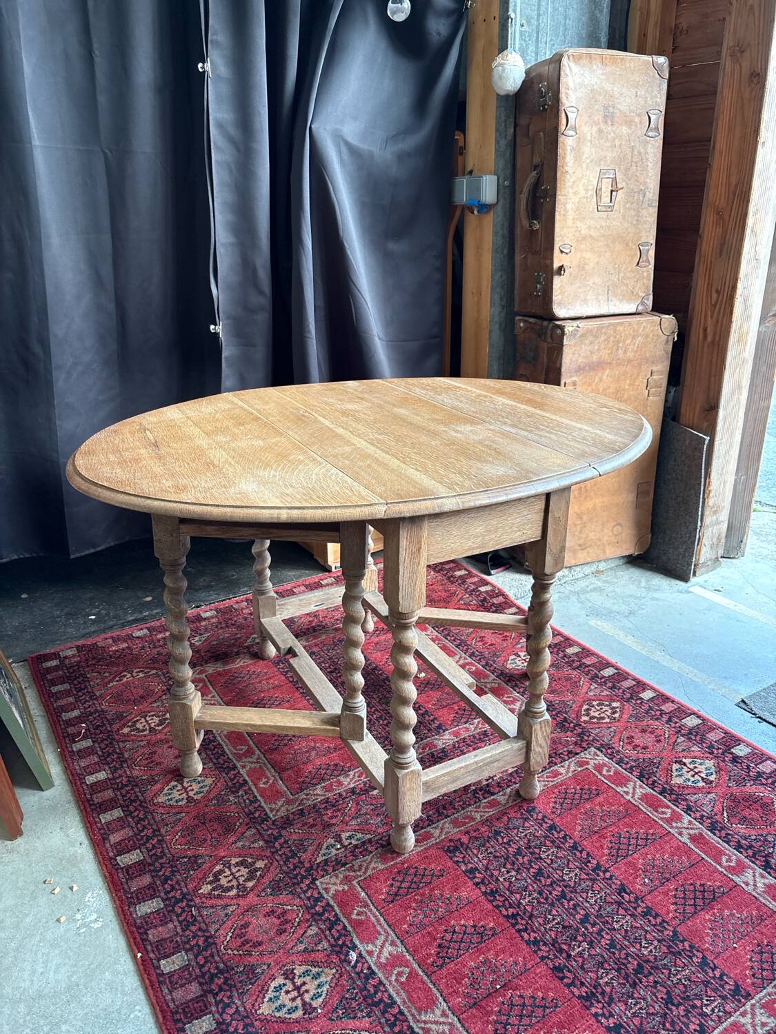 Gateleg table in chestnut wood – English Jacobean style – 1920/40
