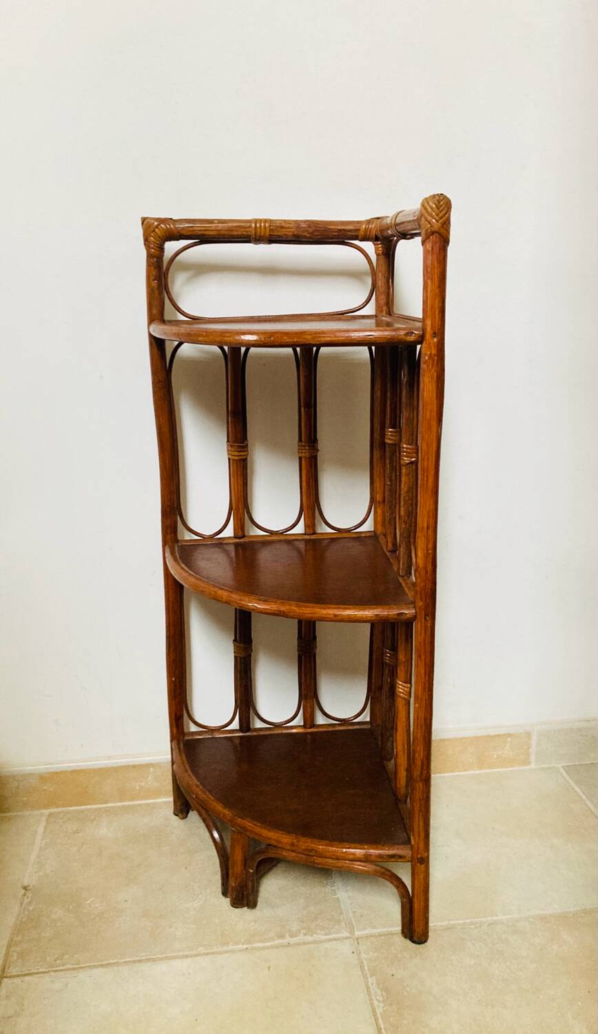 Étagère d'angle vintage en bambou et rotin années 1960/70