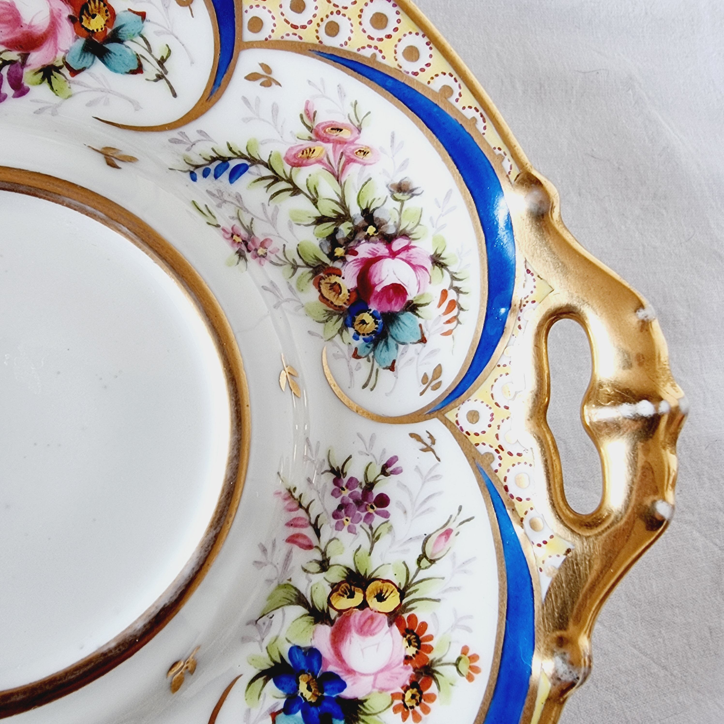 Tasse et soucoupe en porcelaine reproduction de sèvres décorées à la main par m.carpezat pour limoge