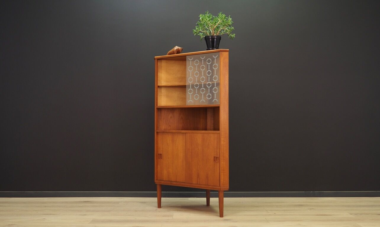 Corner cabinet in teak