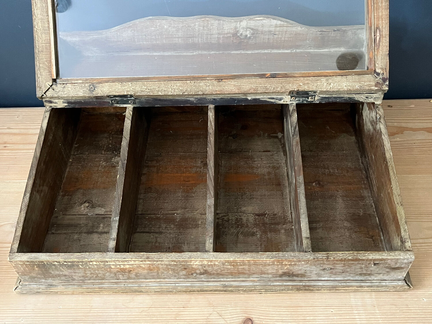 Showcase/cutlery rack, wood and glass