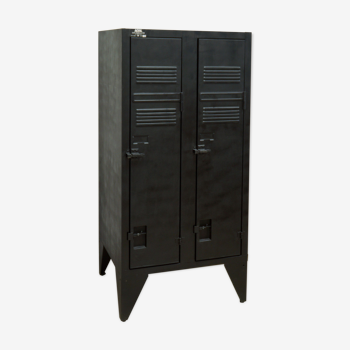 Metal cabinet