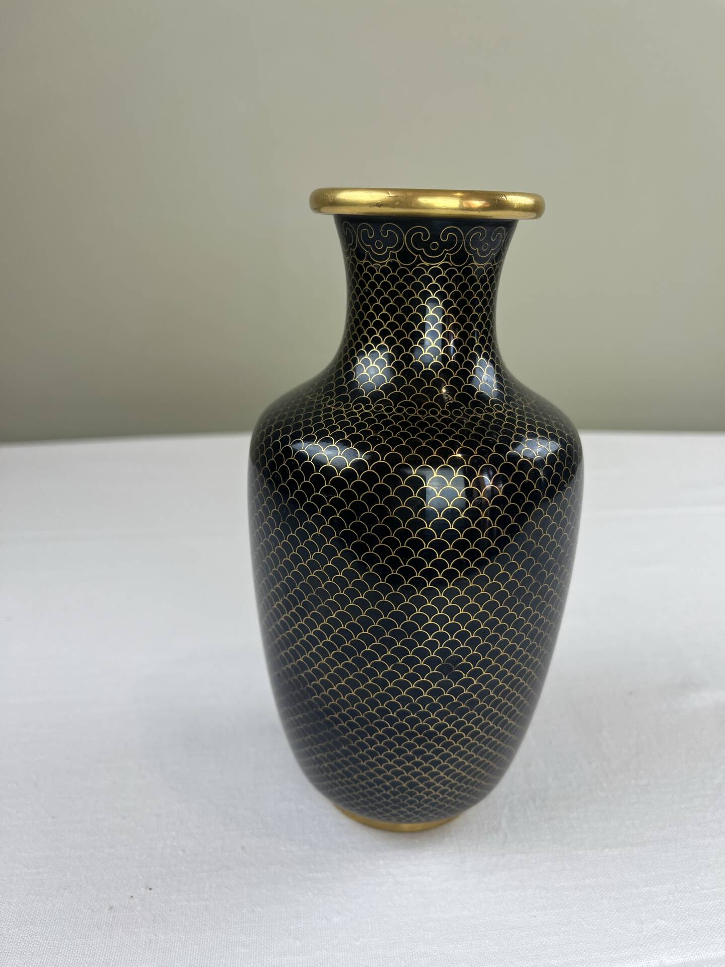 Vase en laiton émaillé noir et doré