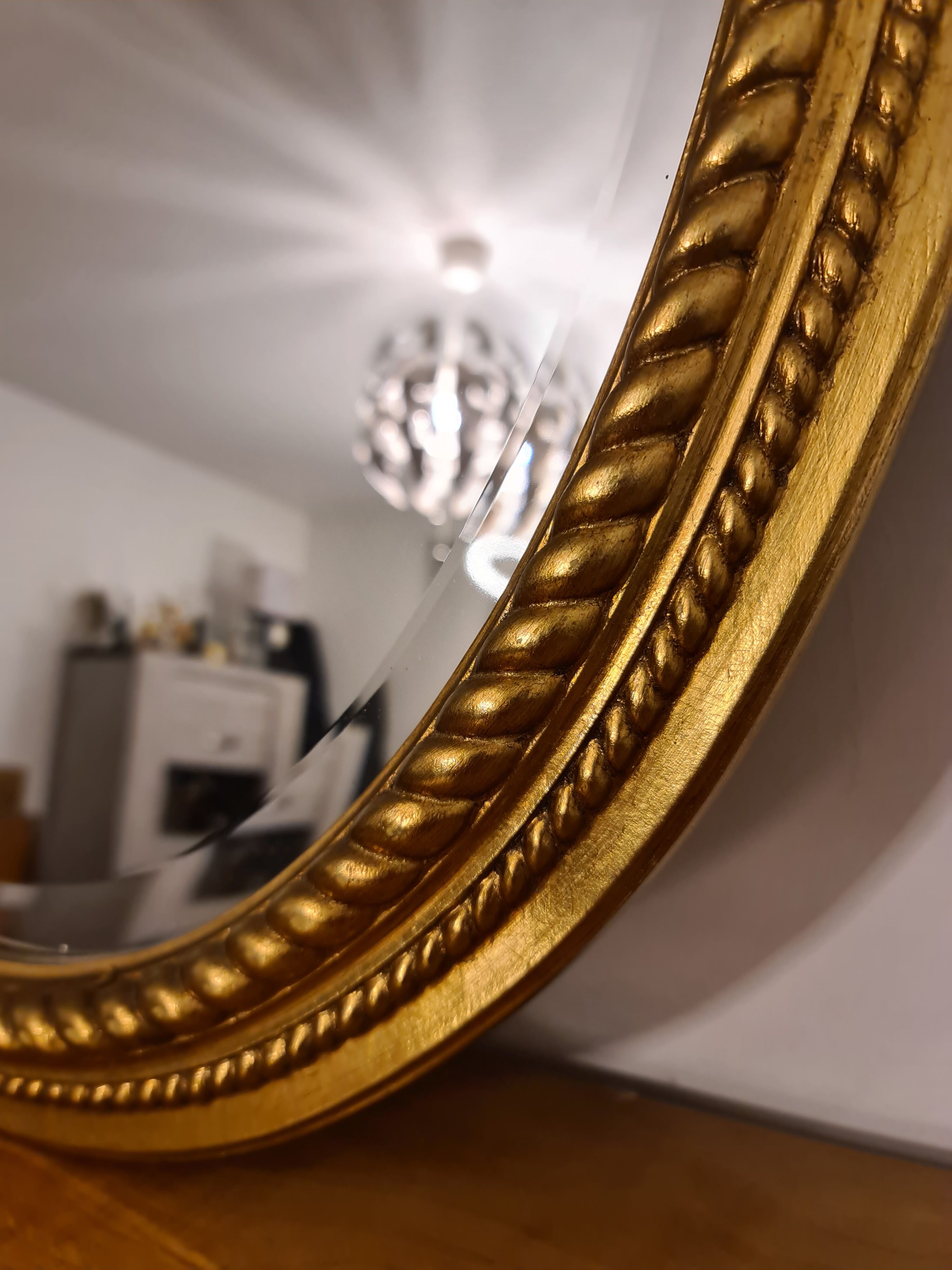 Beveled oval mirror in gilded wood 78×58cm