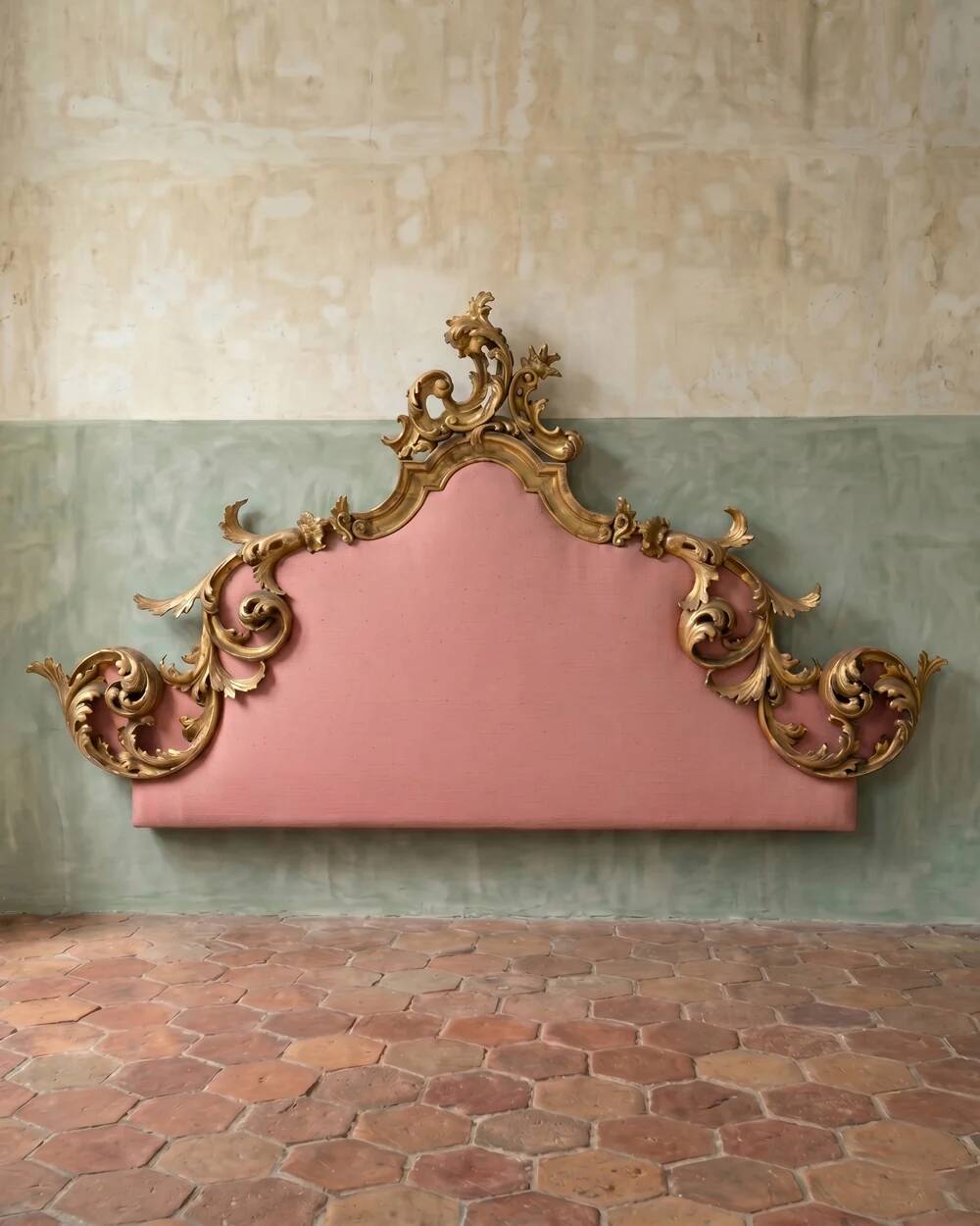 Italian rococo-style headboard in carved gilded wood, 19th century.