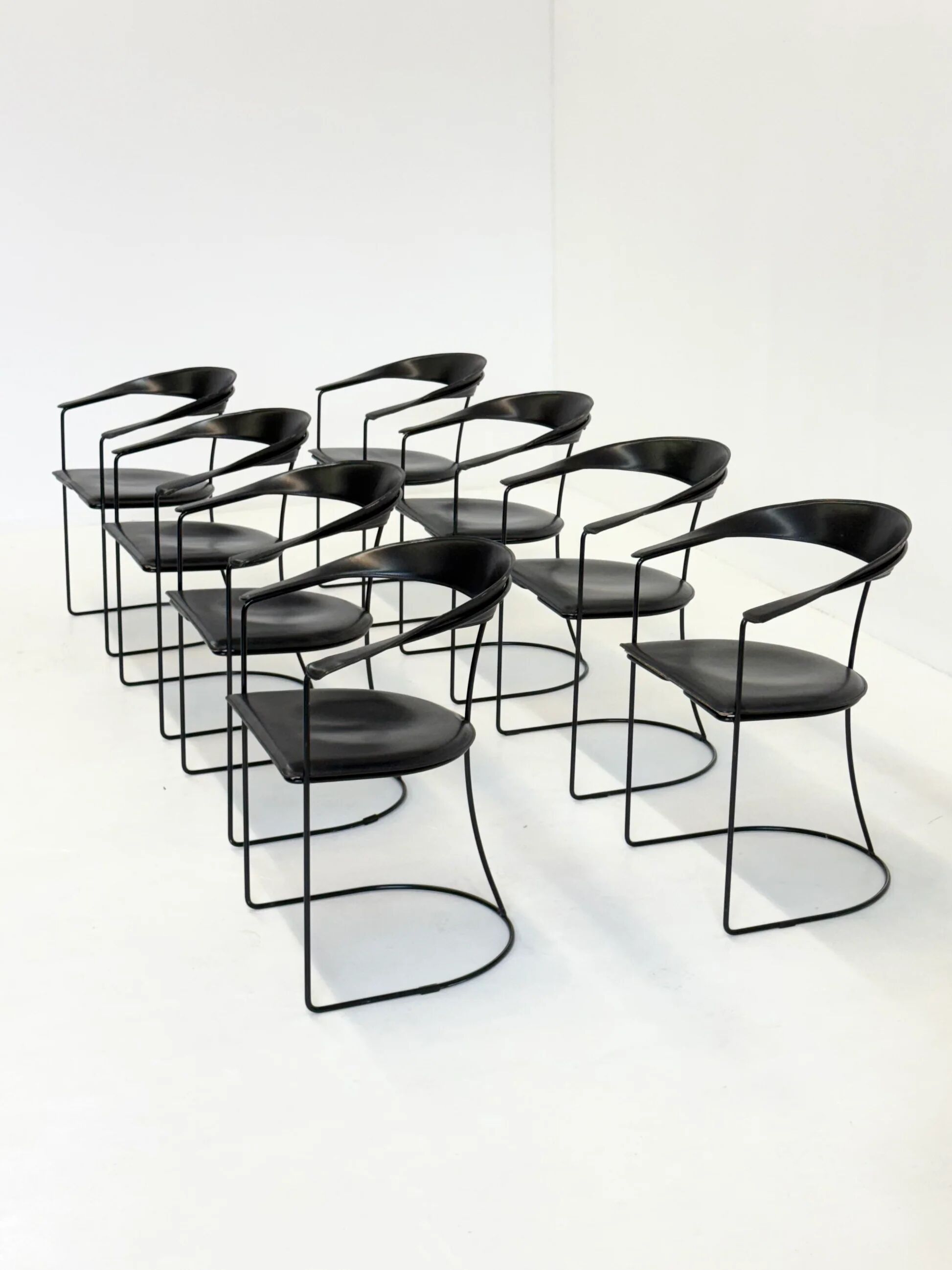Ensemble de 8 chaises de salle à manger vintage Arrben Ursala en cuir noir.
