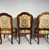 Salon de style Louis XV comprenant une paire de fauteuils et trois chaises