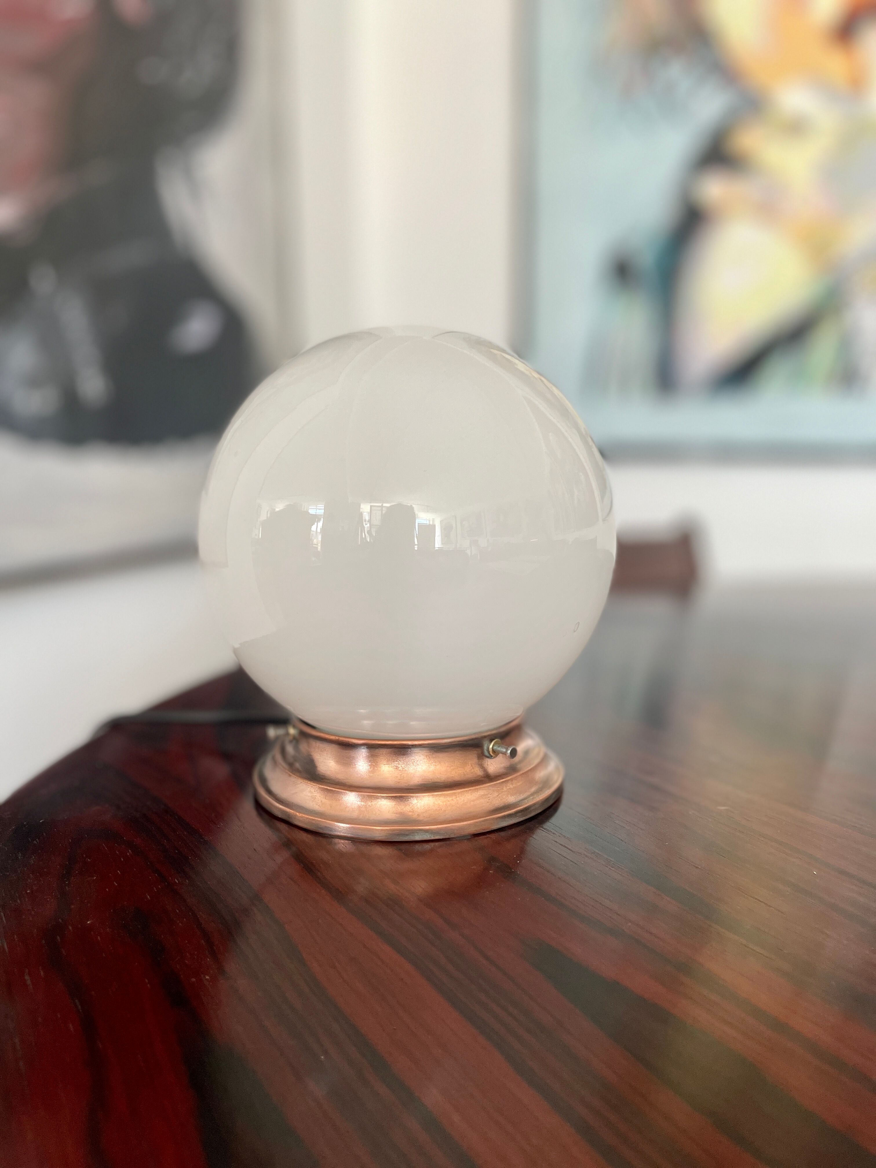 Opaline ball lamp to pose