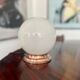 Lampe boule en opaline à poser
