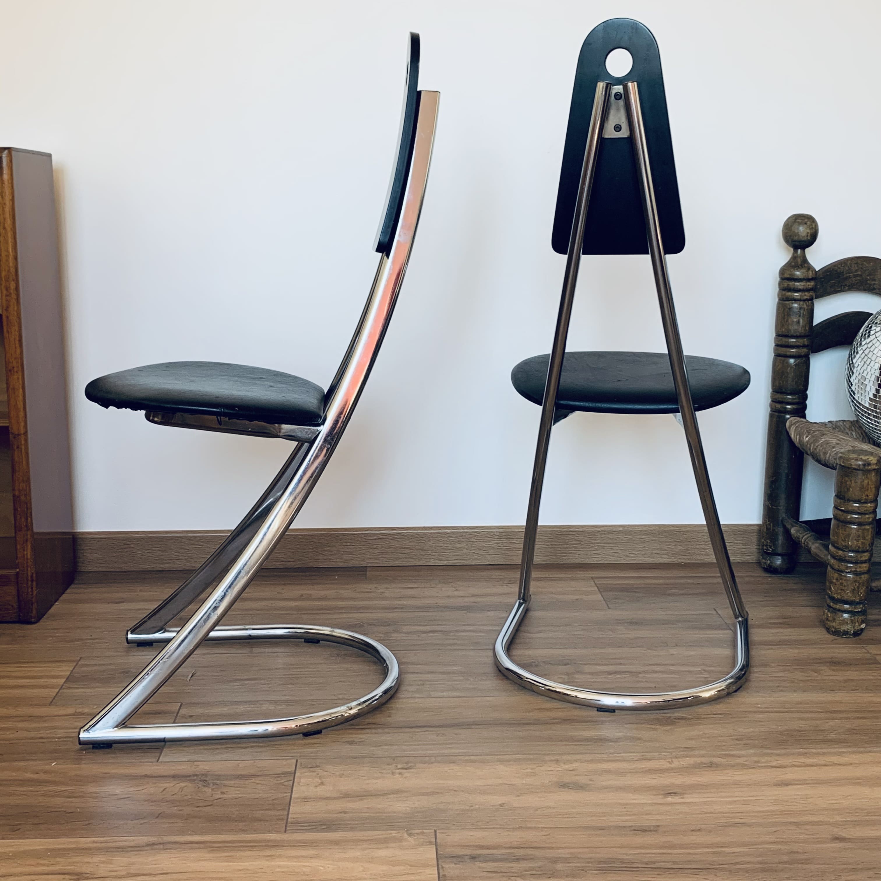 2 chaises en porte à faux