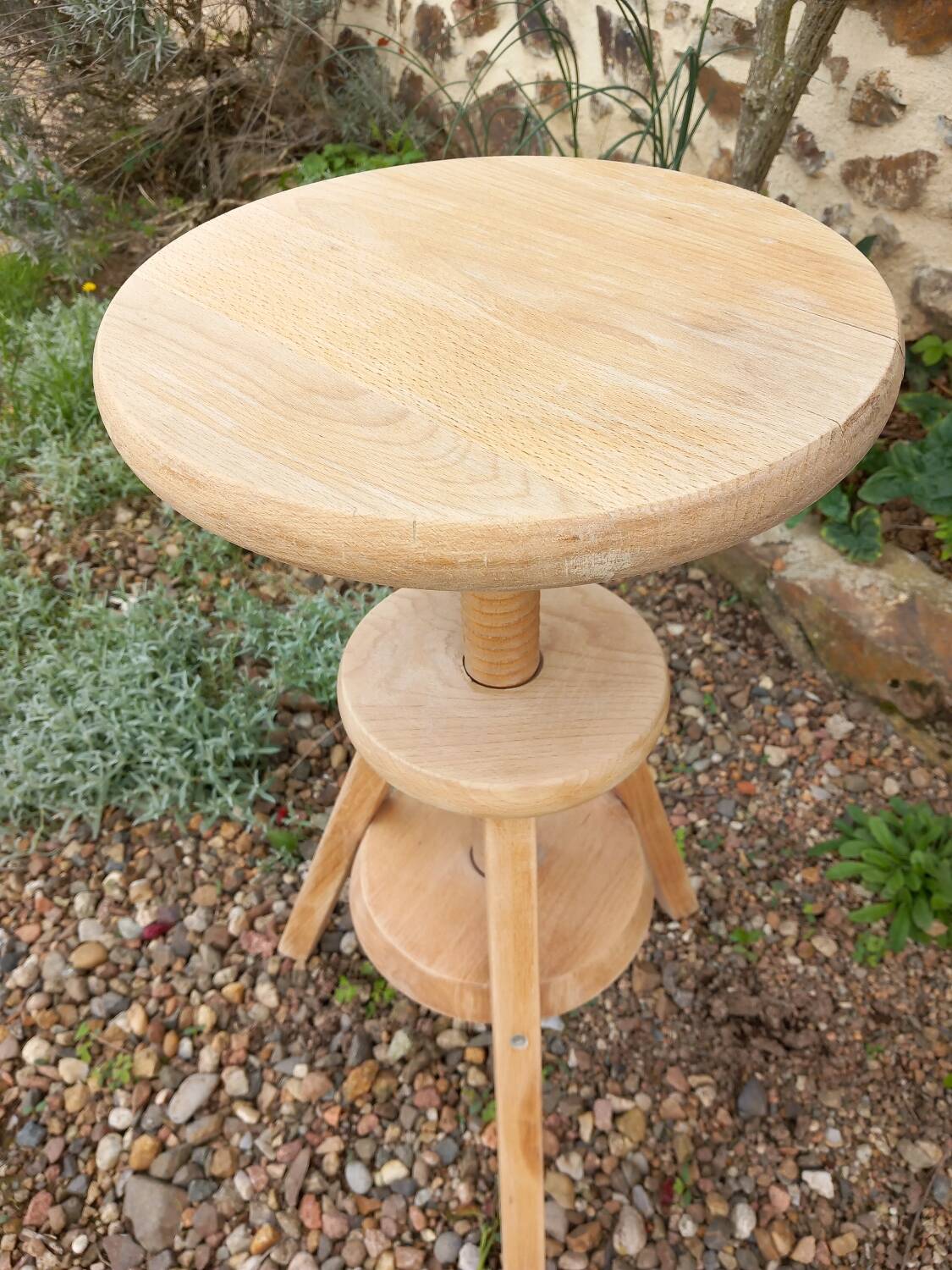 Tripod stool with screw