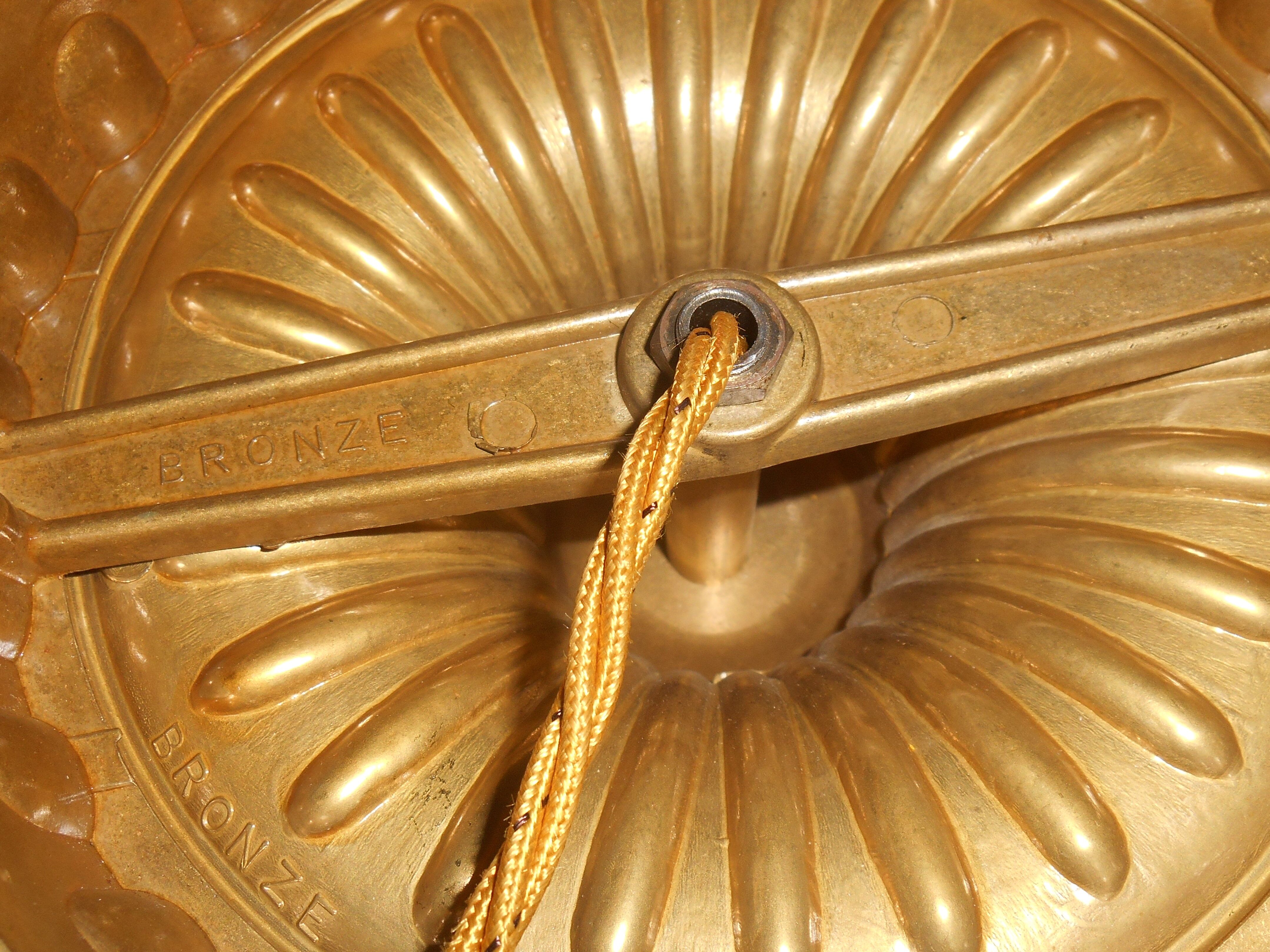 Pied lampe en bronze et son opaline