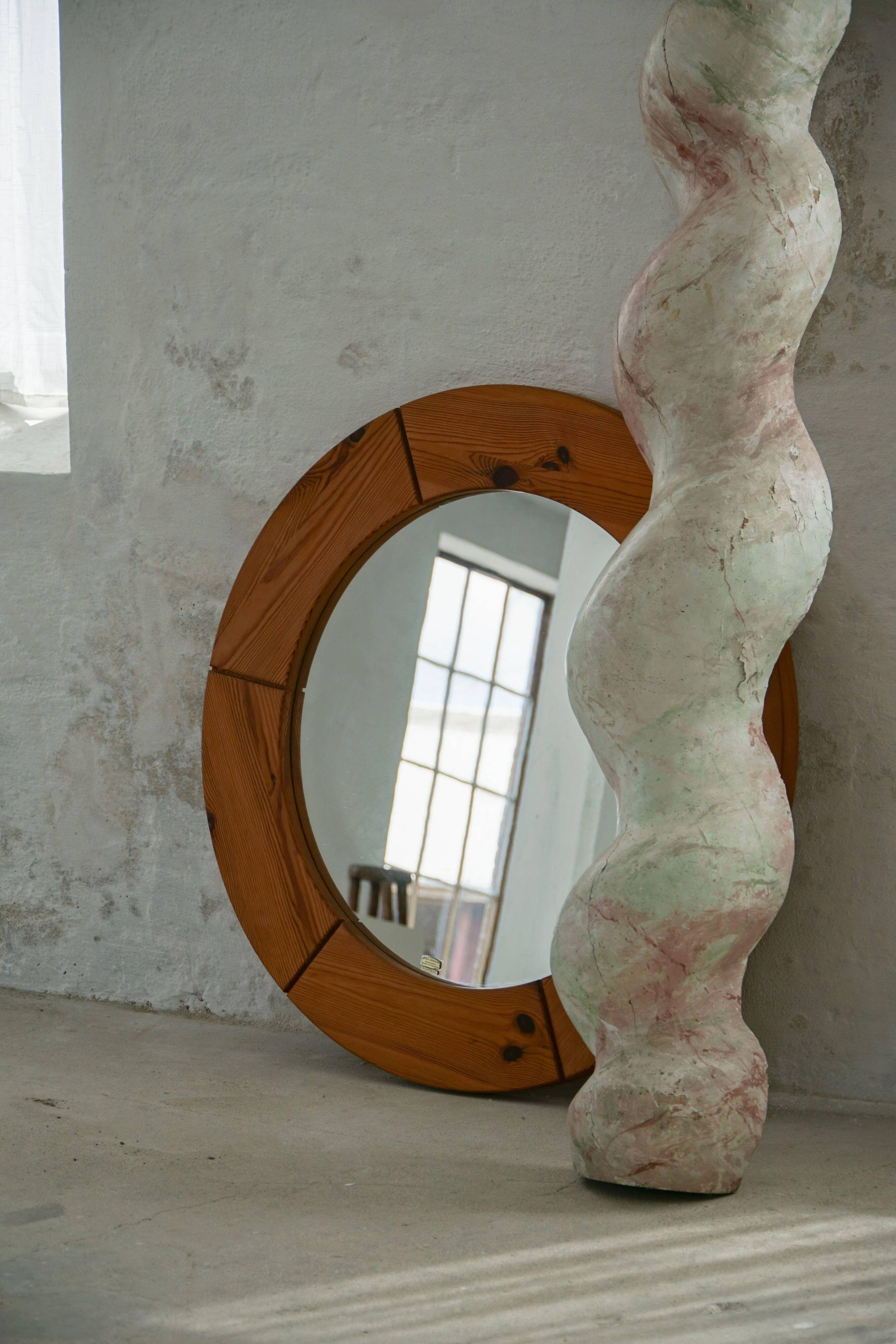 Grand antique Italian sculptural pedestal from the 18th century in twisted barley wood.