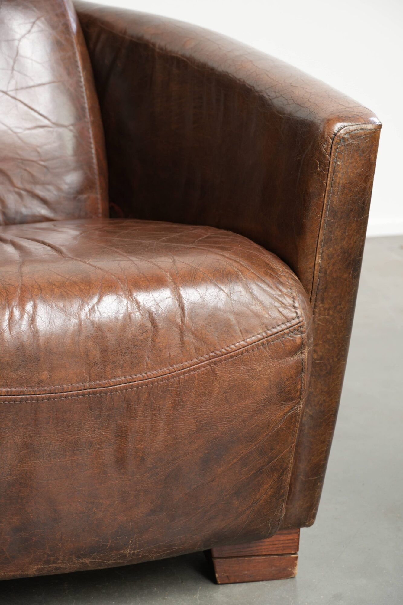 Ensemble de 2 fauteuils Aviateur en cuir de vachette dans une couleur marron chaud.