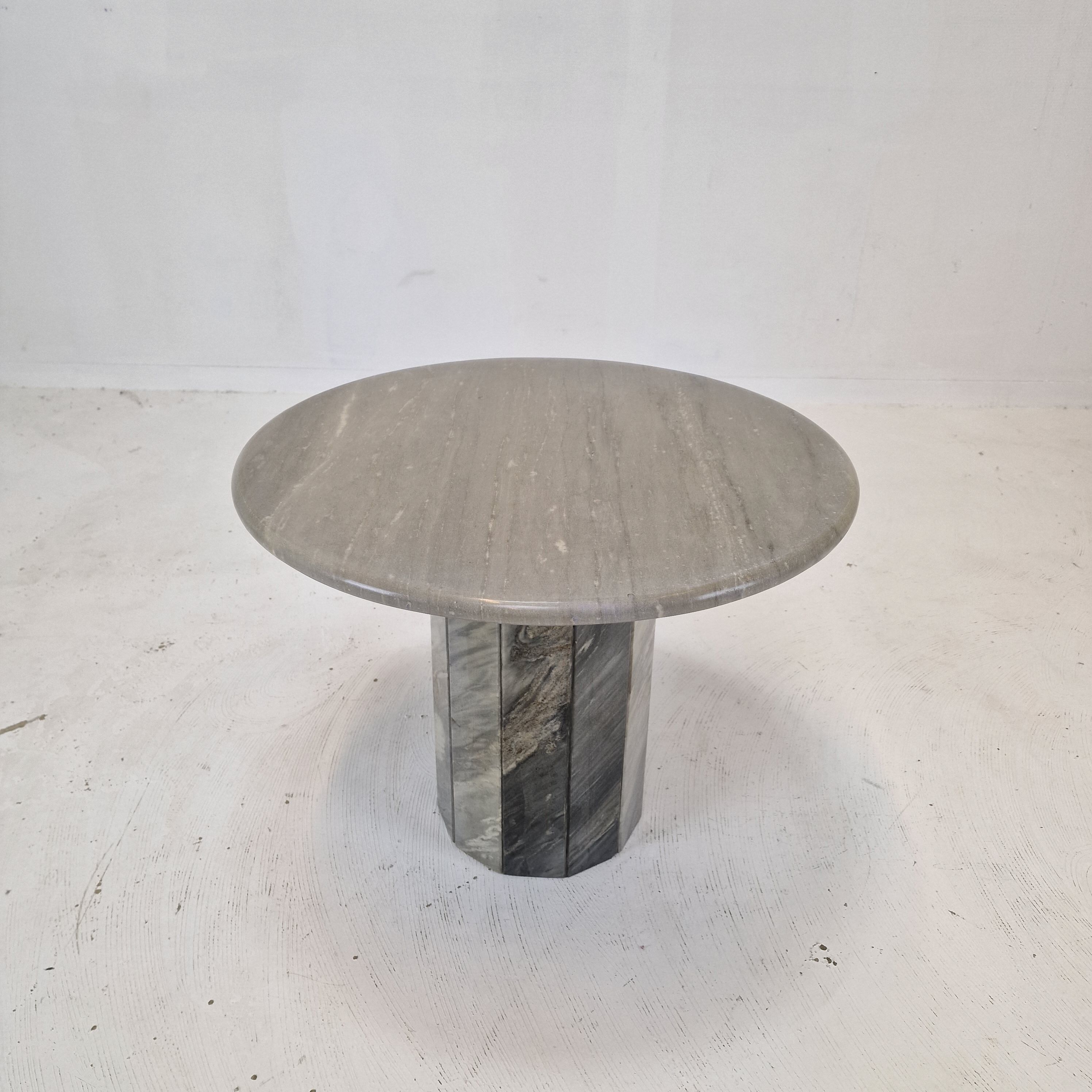 Round italian marble coffee or side table, 1980's