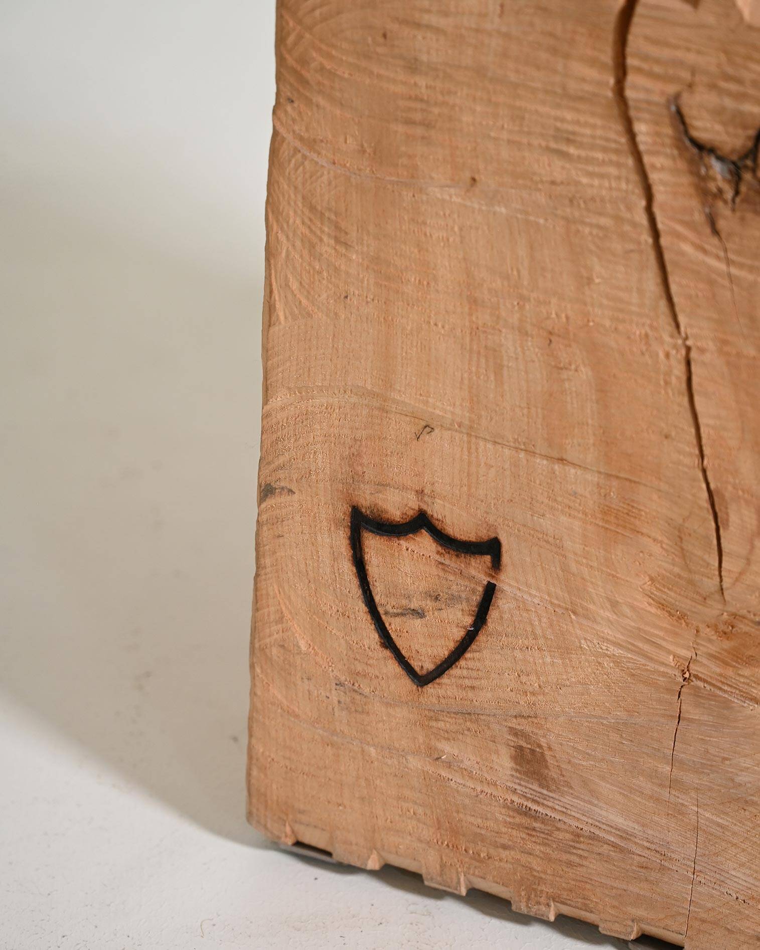Table d'appoint "Chopping Block with Axe" par Raphael Springmann