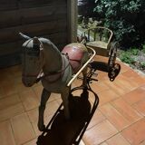 Cheval à pedale en tôle avec char ‘’sulky’’