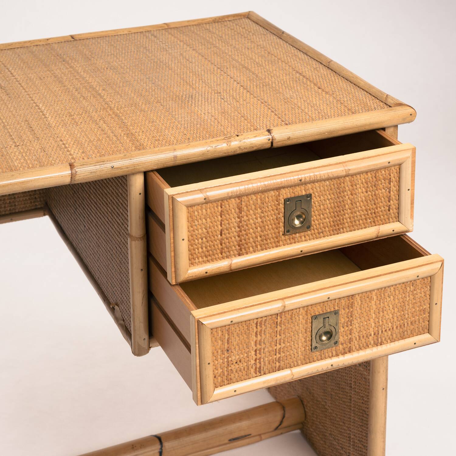 Bureau en rotin tressé et bambou avec charnières en bronze, Italie, années 1960