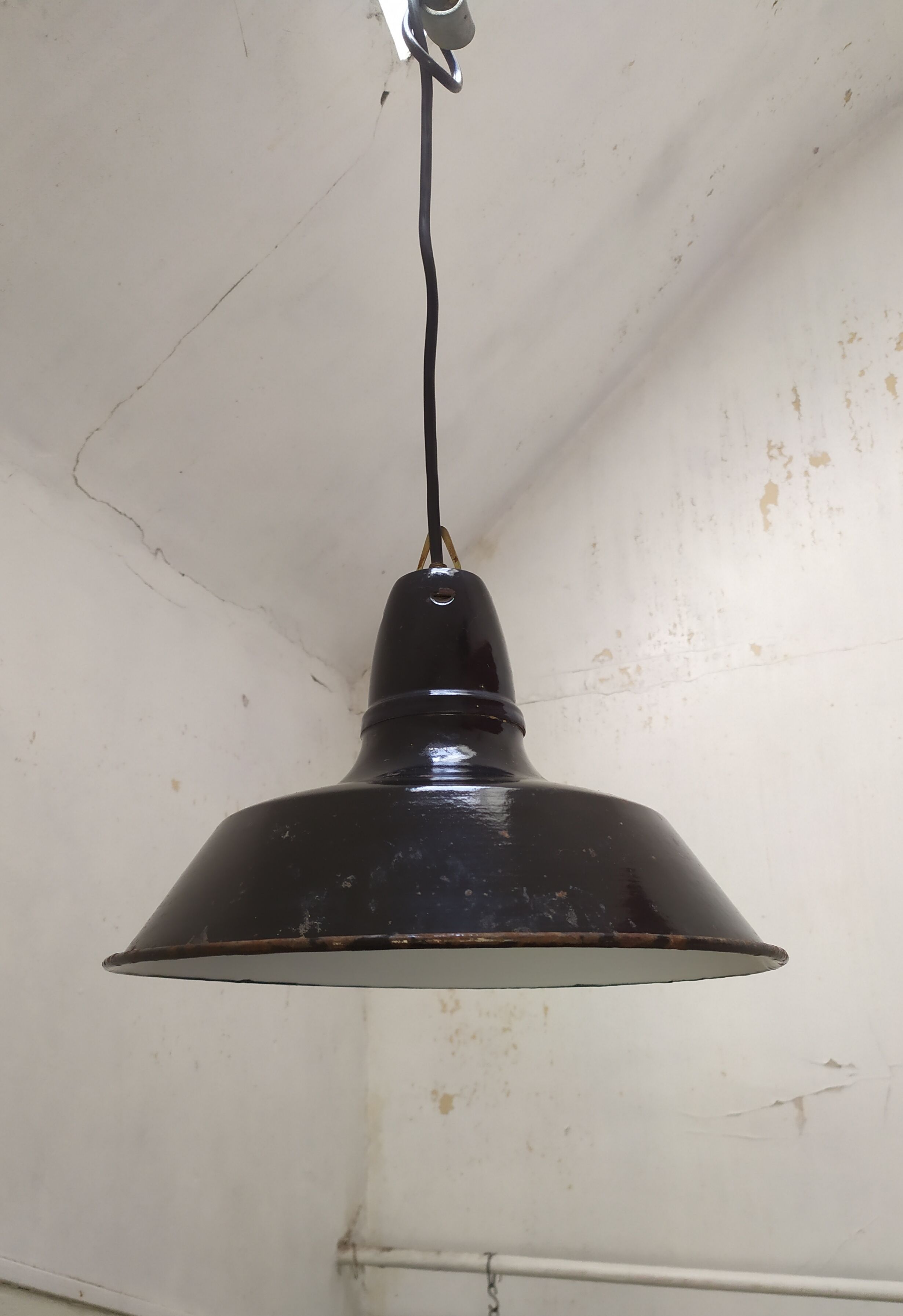 Suspension industrielle en tôle émaillée
