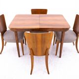 Table à manger avec quatre chaises, première moitié du 20e siècle. Après rénovation.