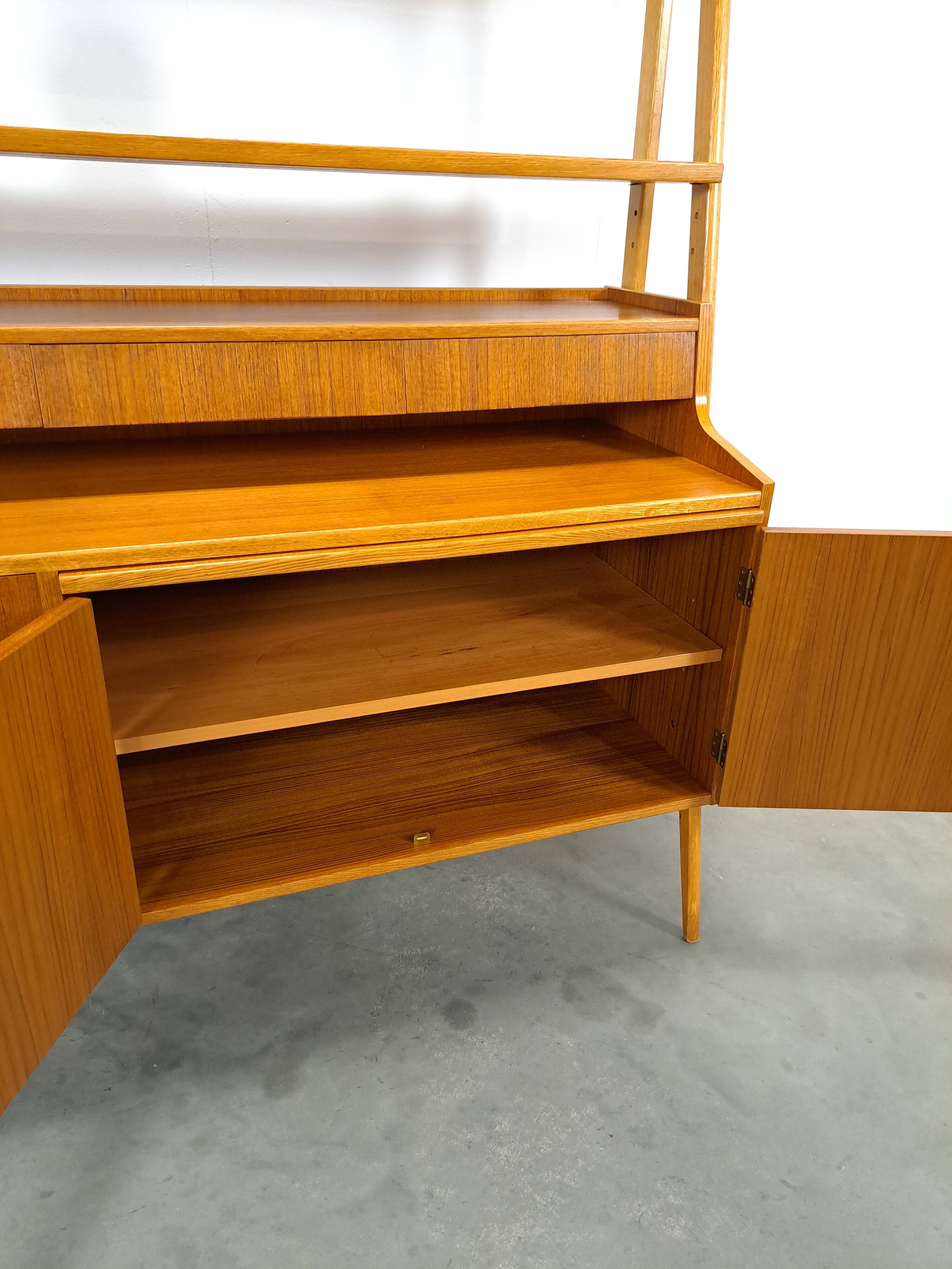 Teak fineer kast uit Zweden met lades, legplank en uitschuifbare plank