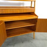 Teak fineer kast uit Zweden met lades, legplank en uitschuifbare plank