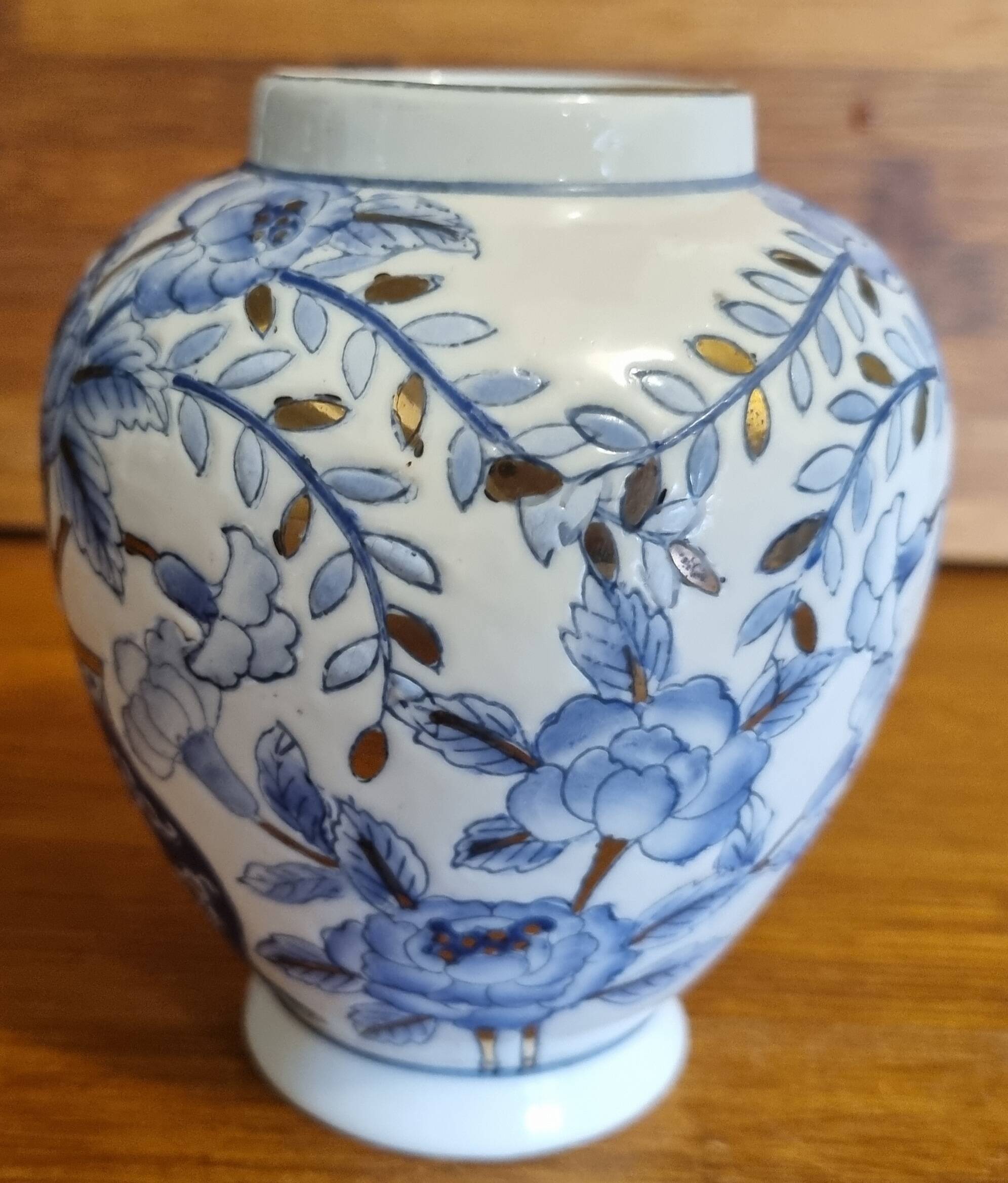 Small Chinese vase Blue and gold floral pattern